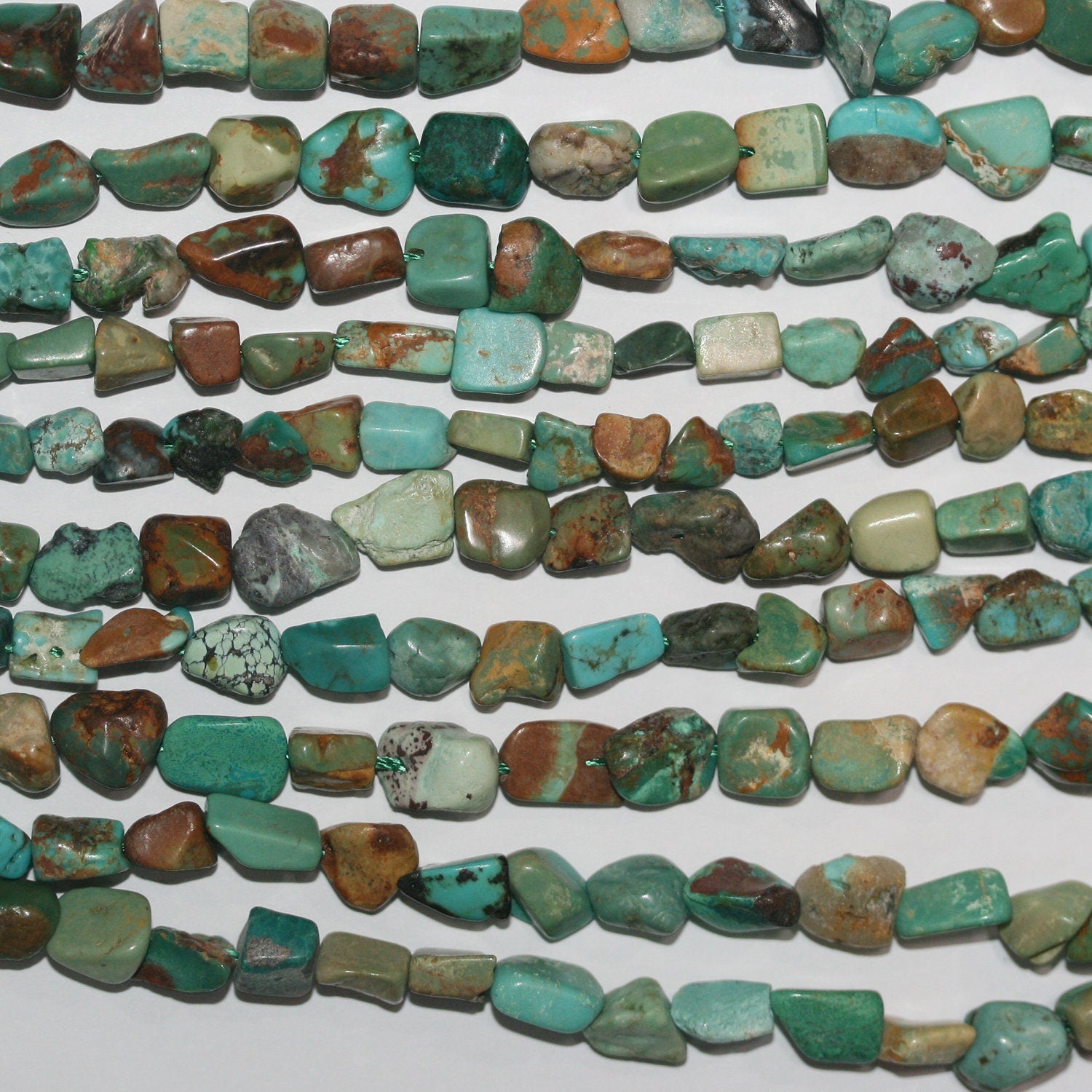 Cuentas irregulares lisas de turquesa de 16" (6-8 mm, aprox.), tira de 40 cm