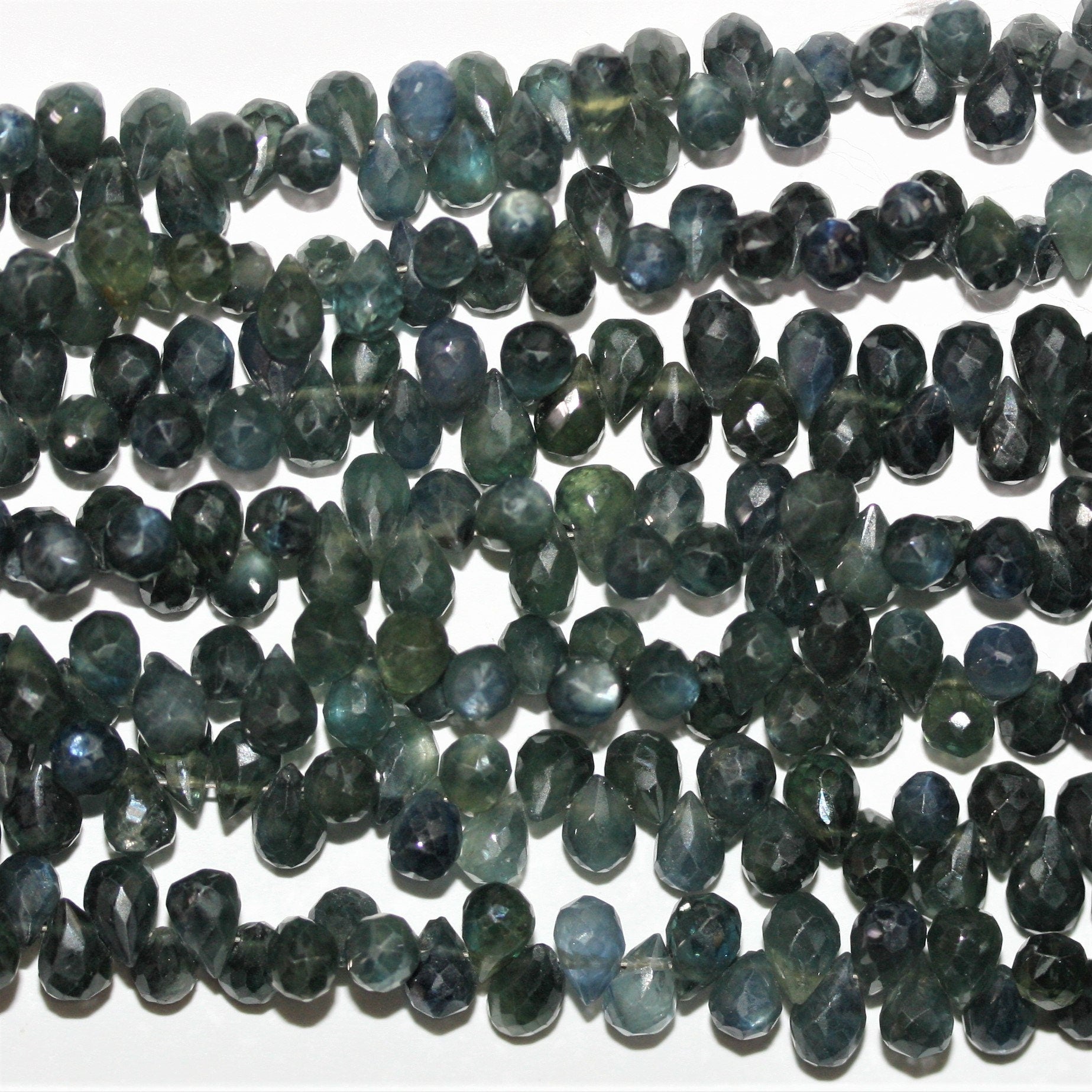 Perles en forme de goutte facettées en saphir vert bleuâtre de 9 pouces (environ 6 x 4 mm). Longueur du fil : 23 cm.