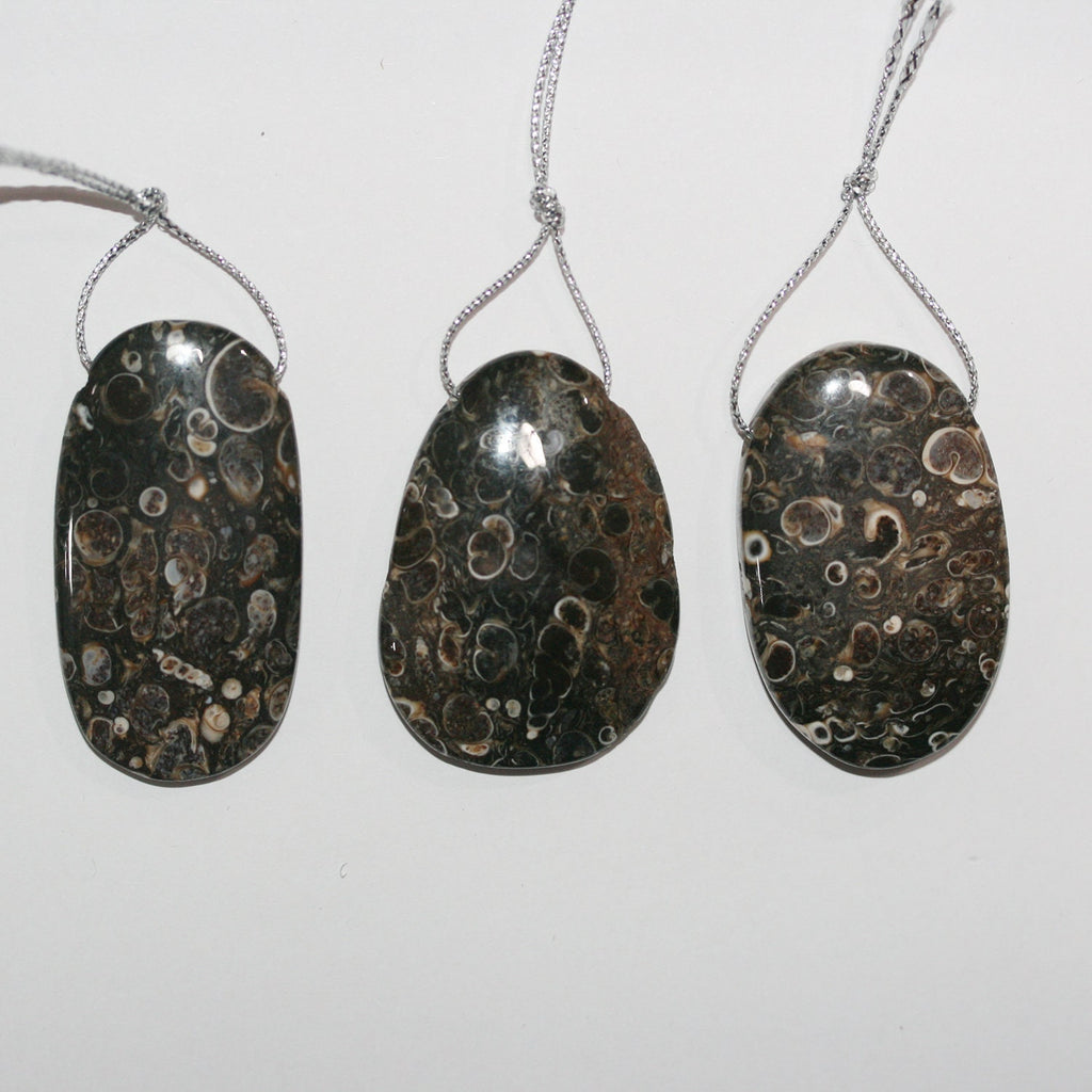 Colgante ovalado liso de ágata Turritella (45 x 25 mm aprox., 1 unidad)