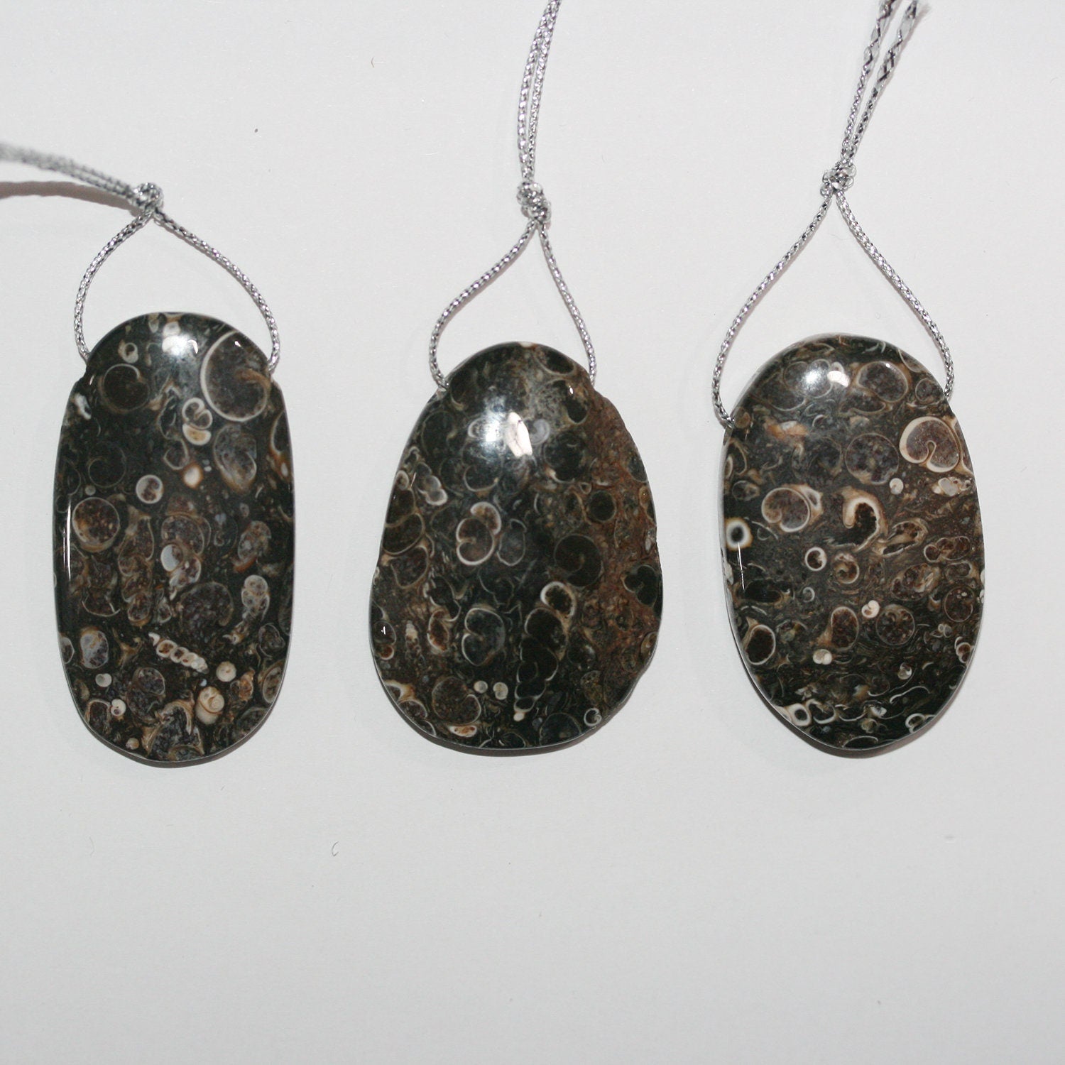 Pendentif ovale lisse en agate turritelle, 45 x 25 mm environ (1 pièce)