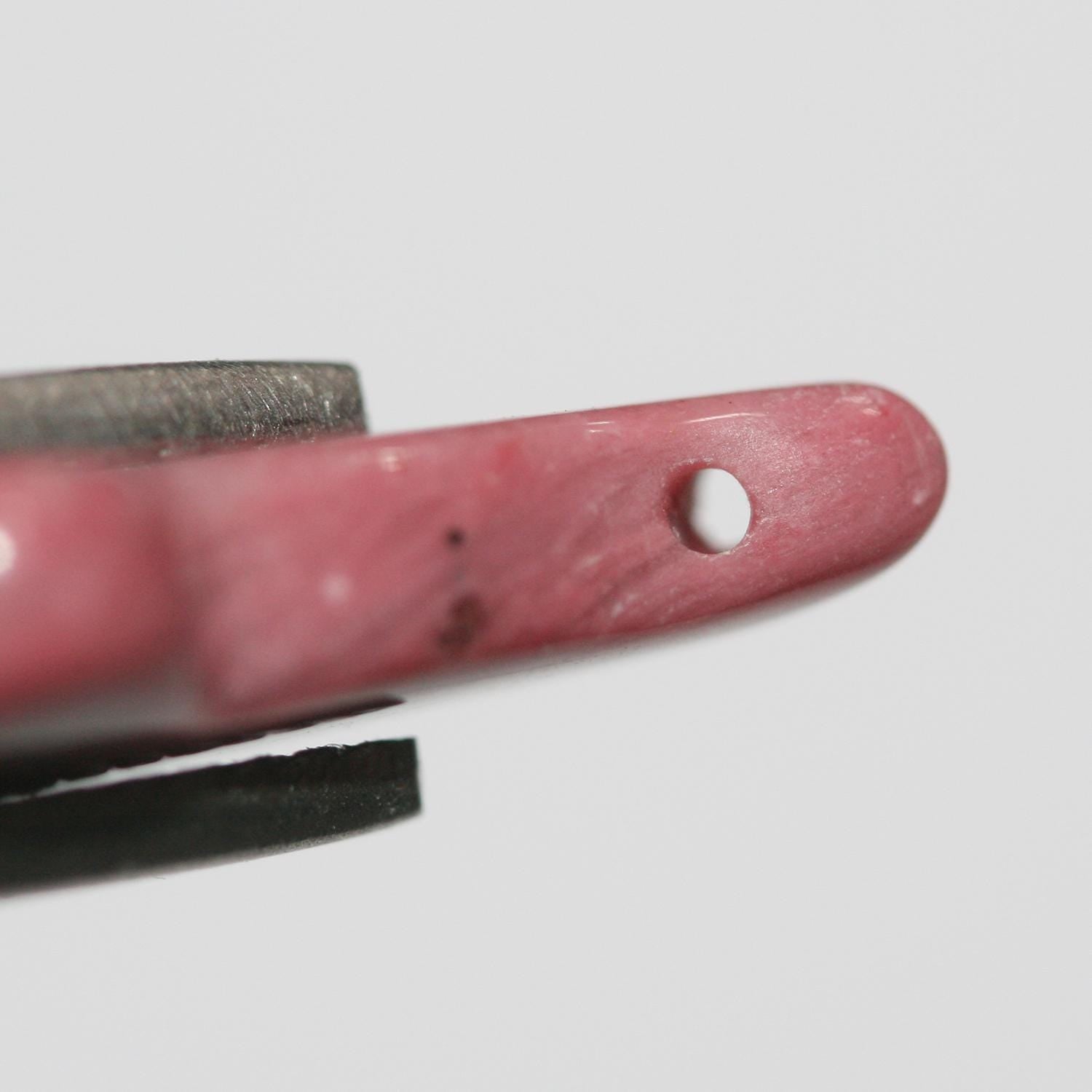 Pendentif papillon lisse en rhodonite, 16 x 20 mm environ.