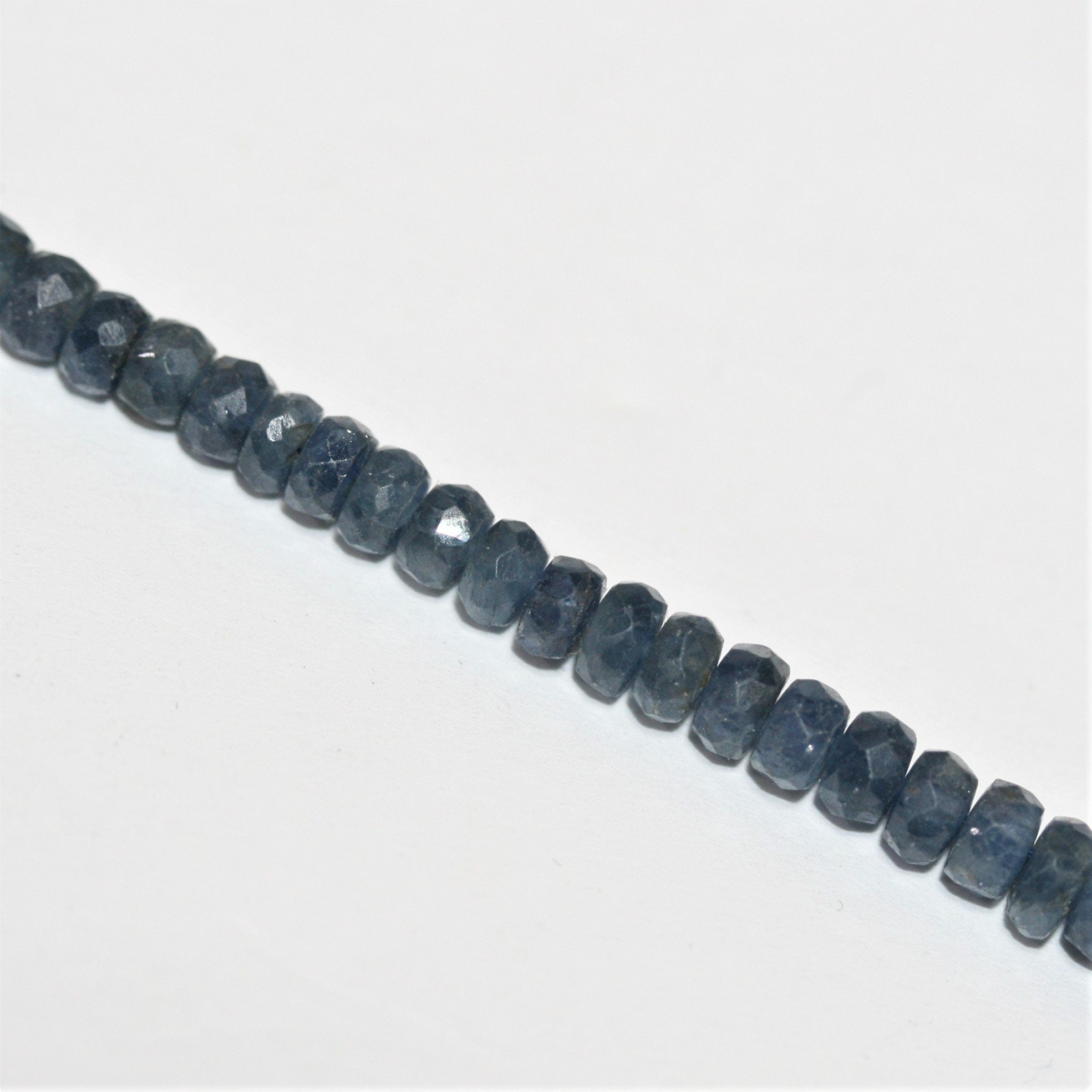 Collar de zafiro azul facetado Rondelle de 4 x 2 mm. Aprox.