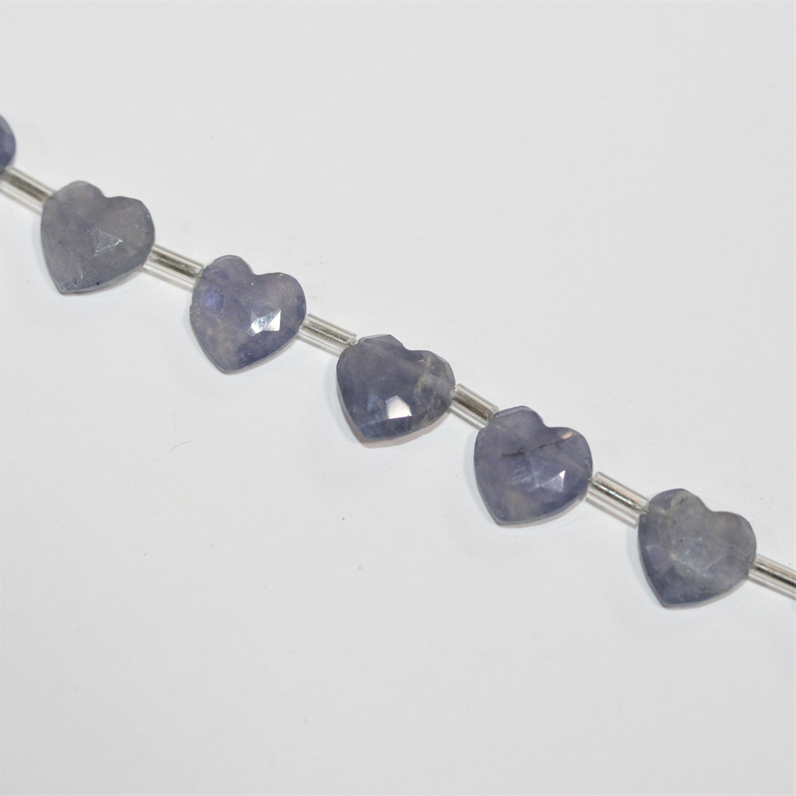 Cuentas de corazón facetadas de cuarzo azul St. de 6", 9-10 mm, hilo de 16 cm.