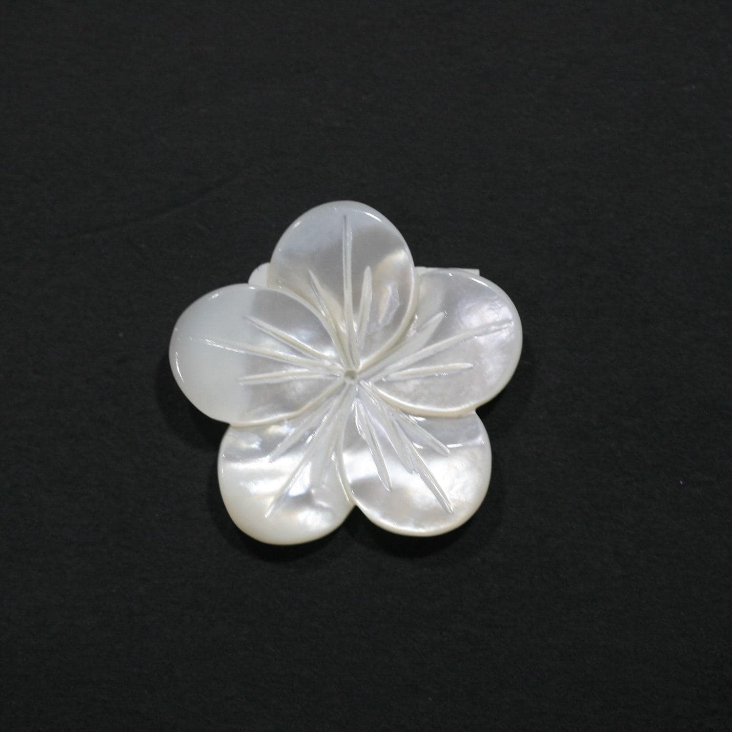 Colgante Flor Tallada Nácar 30mm.- Ref.14838