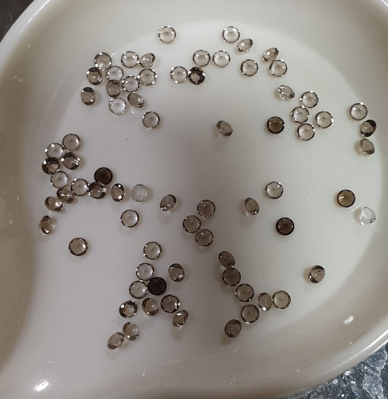 Lote de cuarzo ahumado de 1,5 mm de corte redondo sin tratar. Gemas al por mayor. Proveedor de gemas DIY. Piedras genuinas. Gemas diminutas.