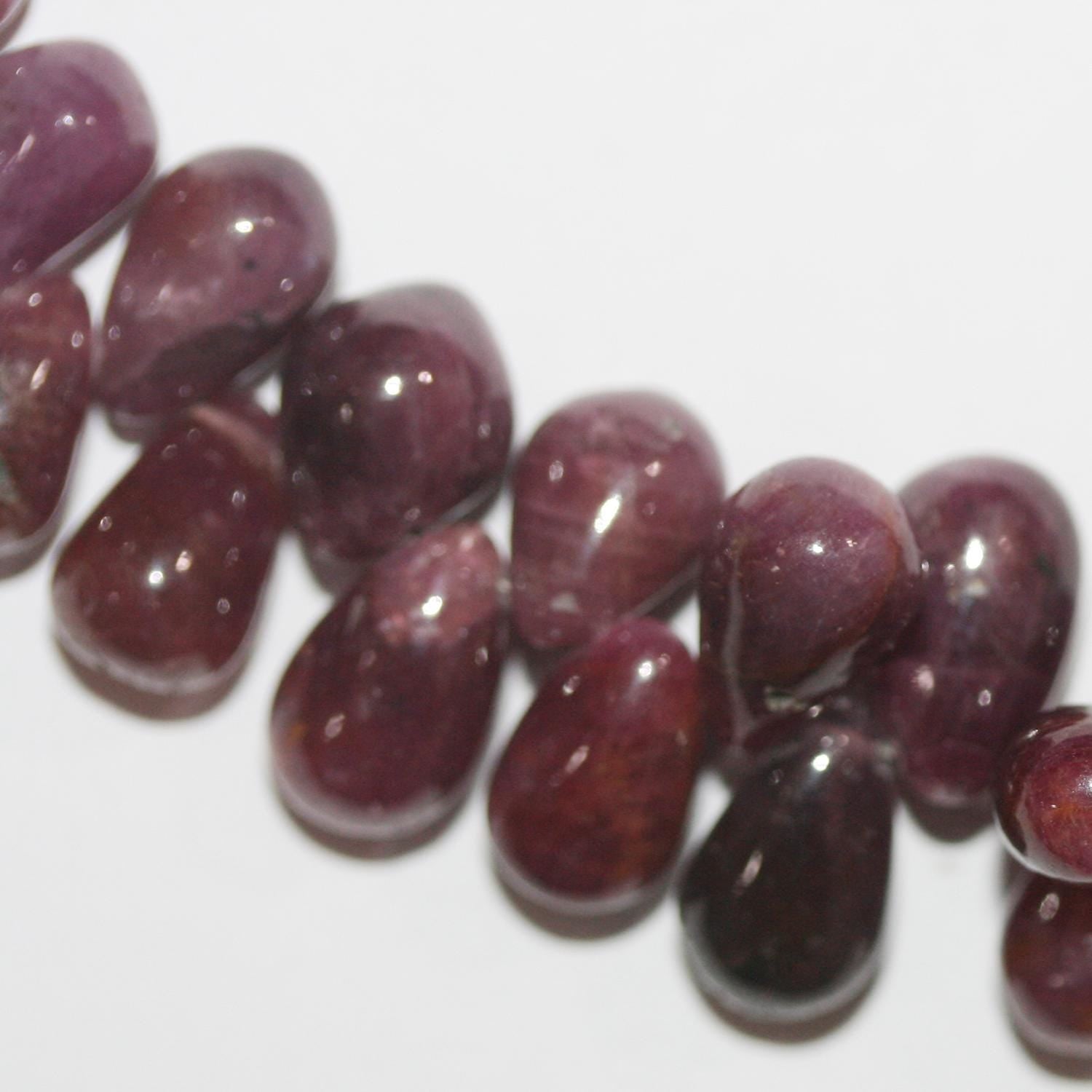 Collier de perles en saphir rose dégradé lisse de 20 cm (8 pouces), dimensions : 9 x 5 à 10 x 7 mm. Longueur approximative : 20 cm.