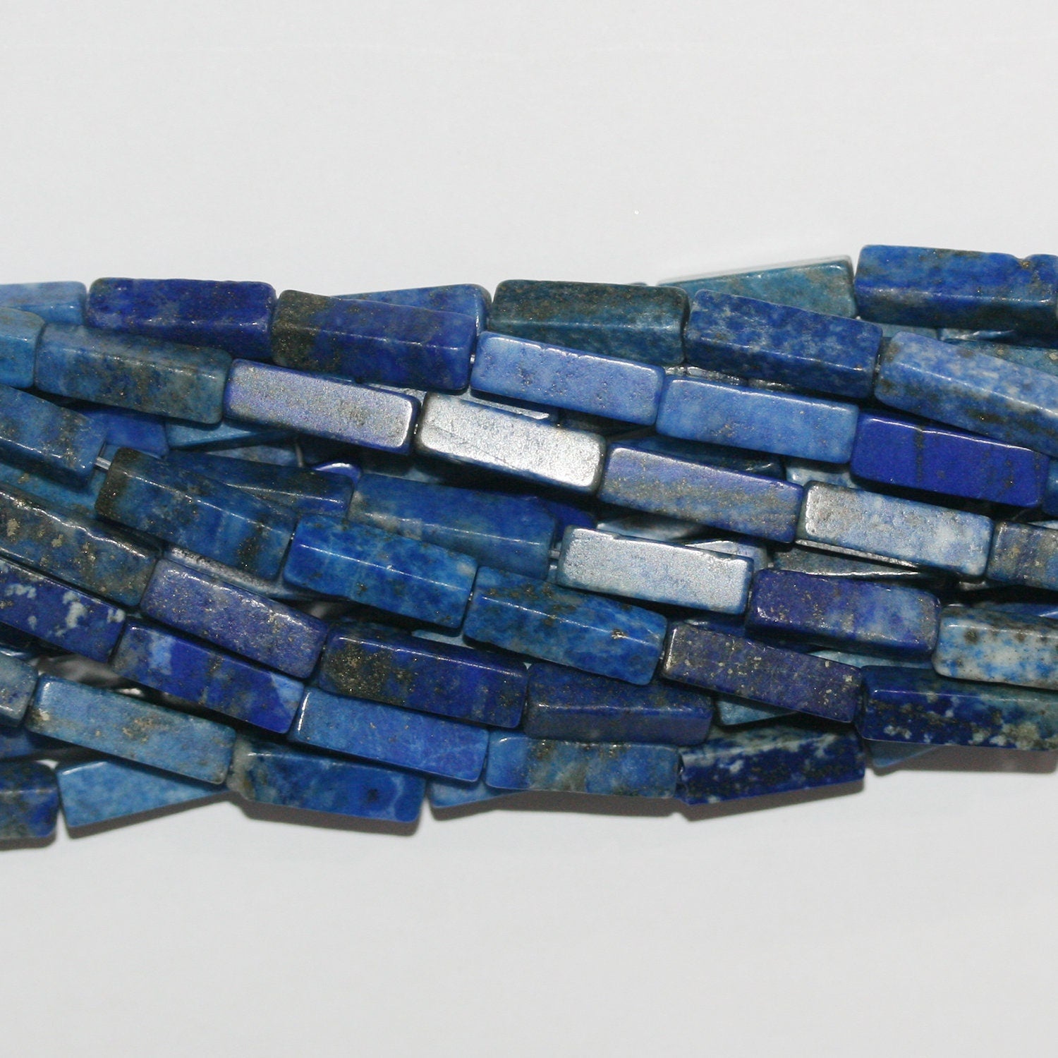 Perles prismatiques lisses en lapis-lazuli de 15 pouces, 13 x 4 mm. - Brin de 39 cm.