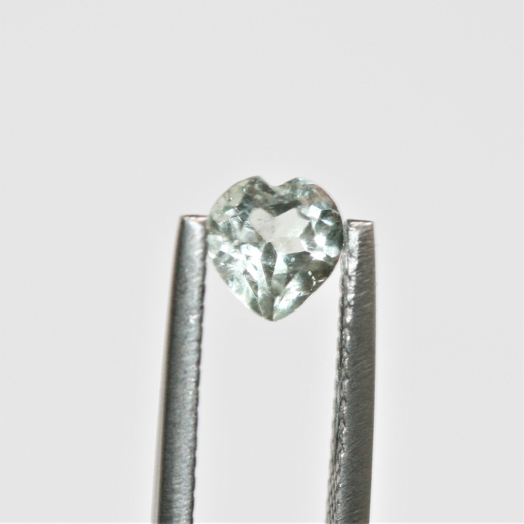 Lot de 14 cœurs à facettes en prasiolite de 6 mm.