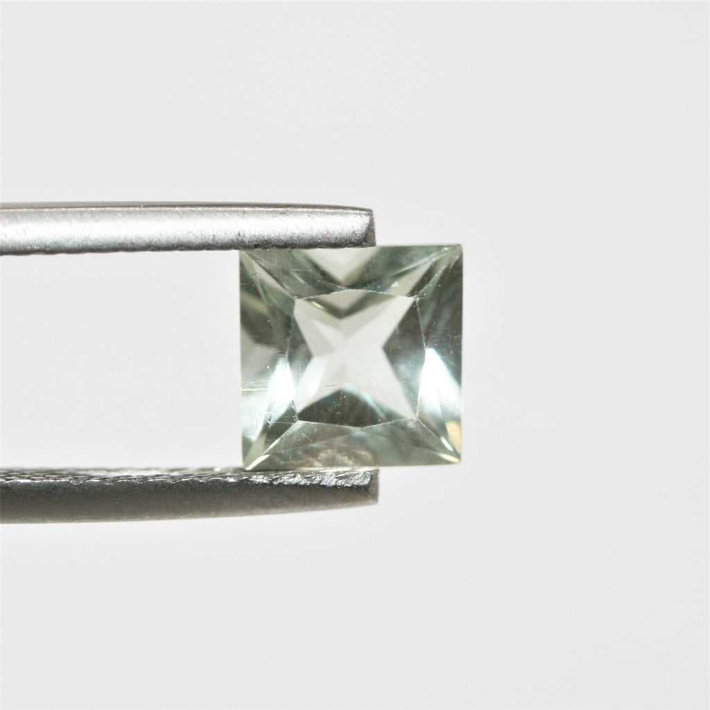 Lot de 10 pierres carrées à facettes de prasiolite de 7 mm.