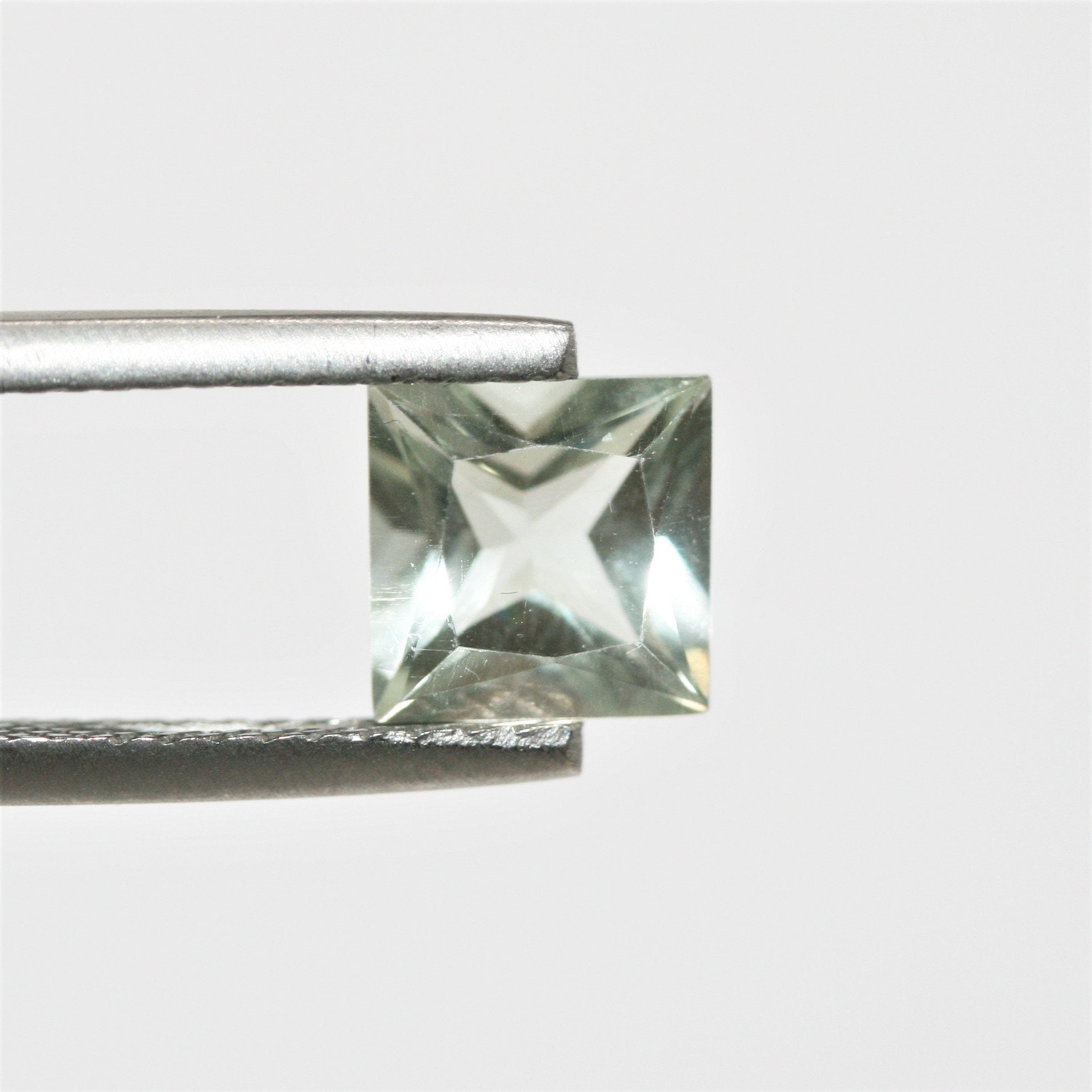 Lot de 10 pierres carrées à facettes de prasiolite de 7 mm.