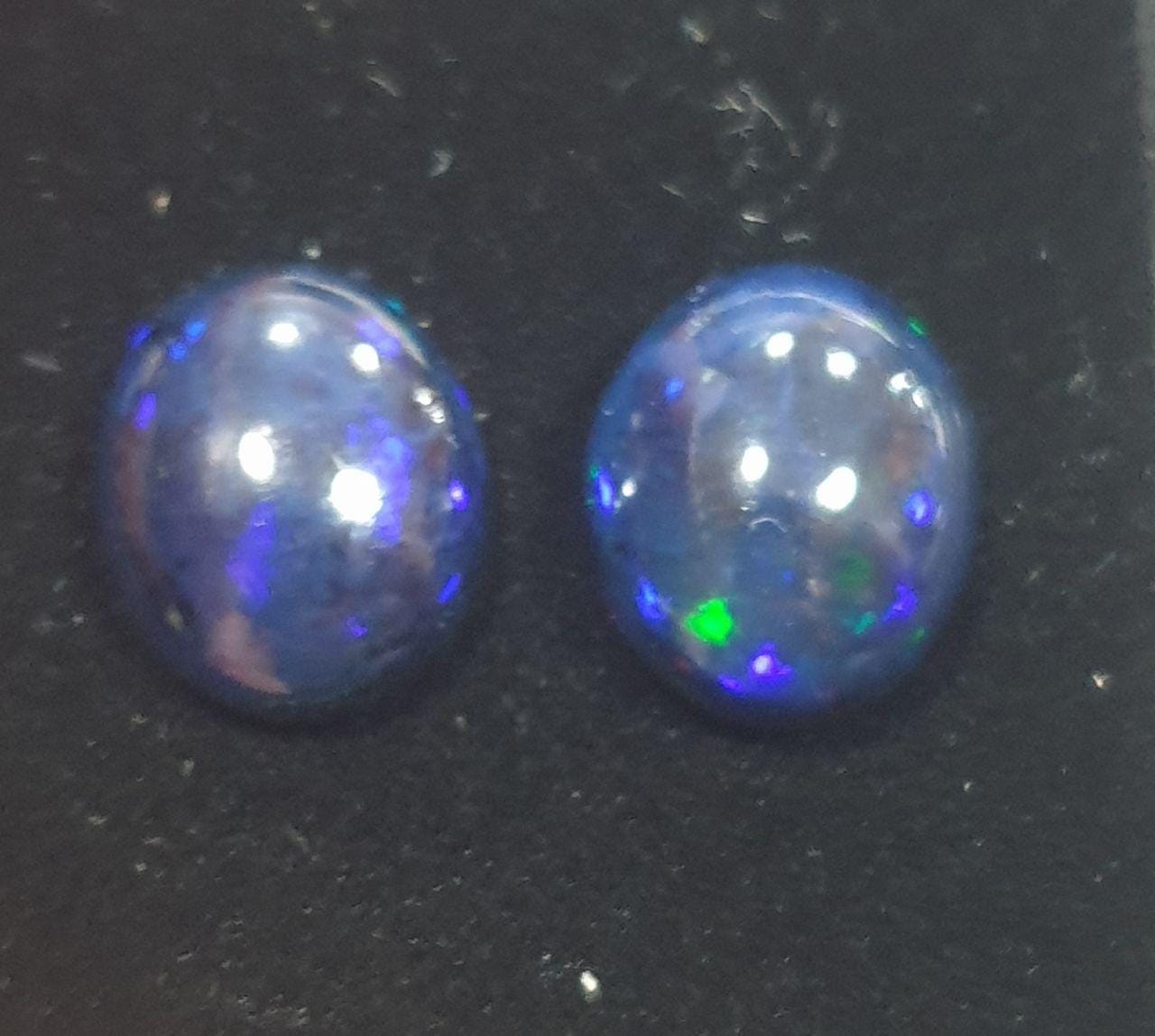 Lote de 1 par de ópalos negros etíopes, cabujón ovalado de 12 x 10 mm (2 unidades), 5,5 cts. Precio al por mayor.