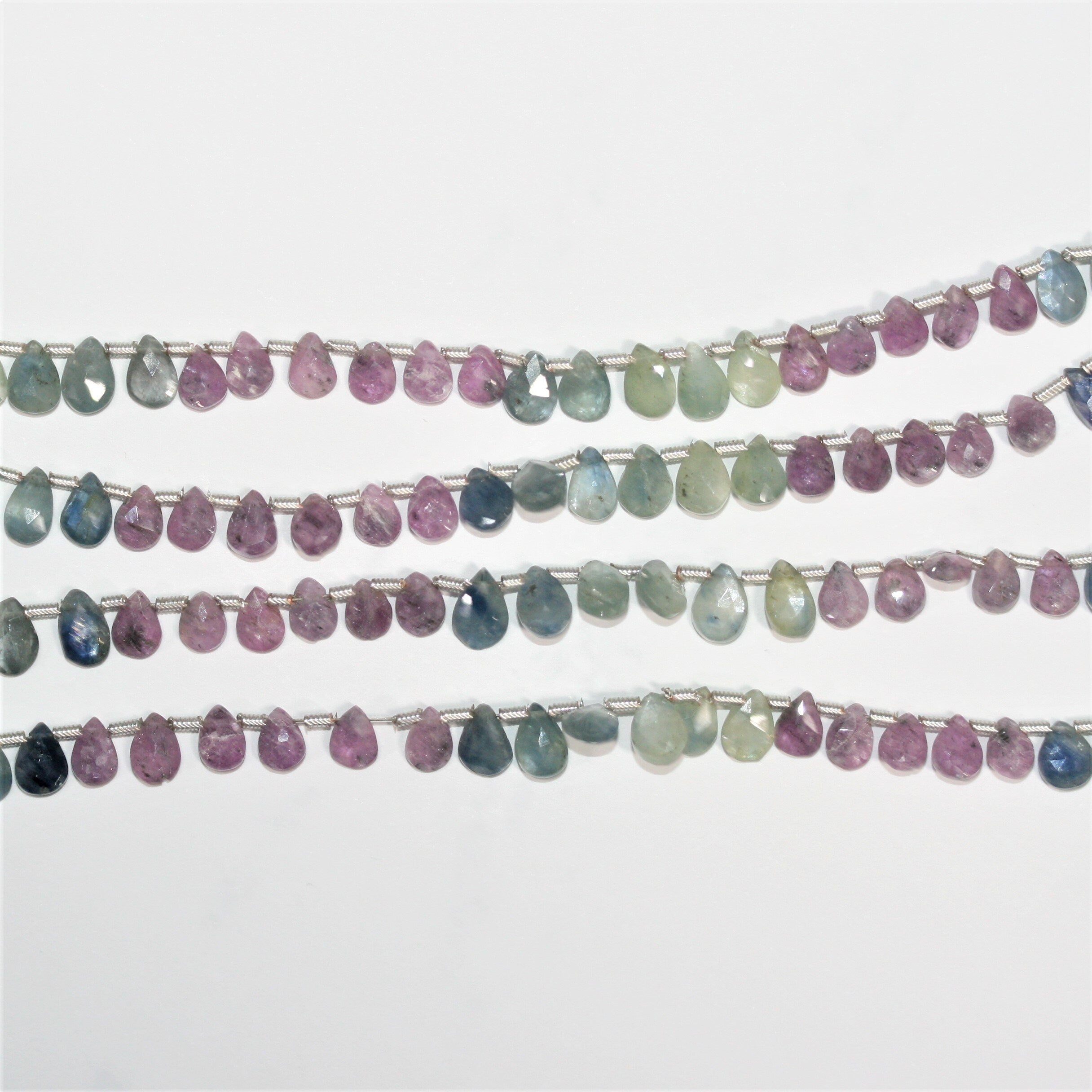 Perles en forme de goutte facettées en saphir multicolore de 8 pouces, 6 x 4 mm. - Fil de 20 cm.