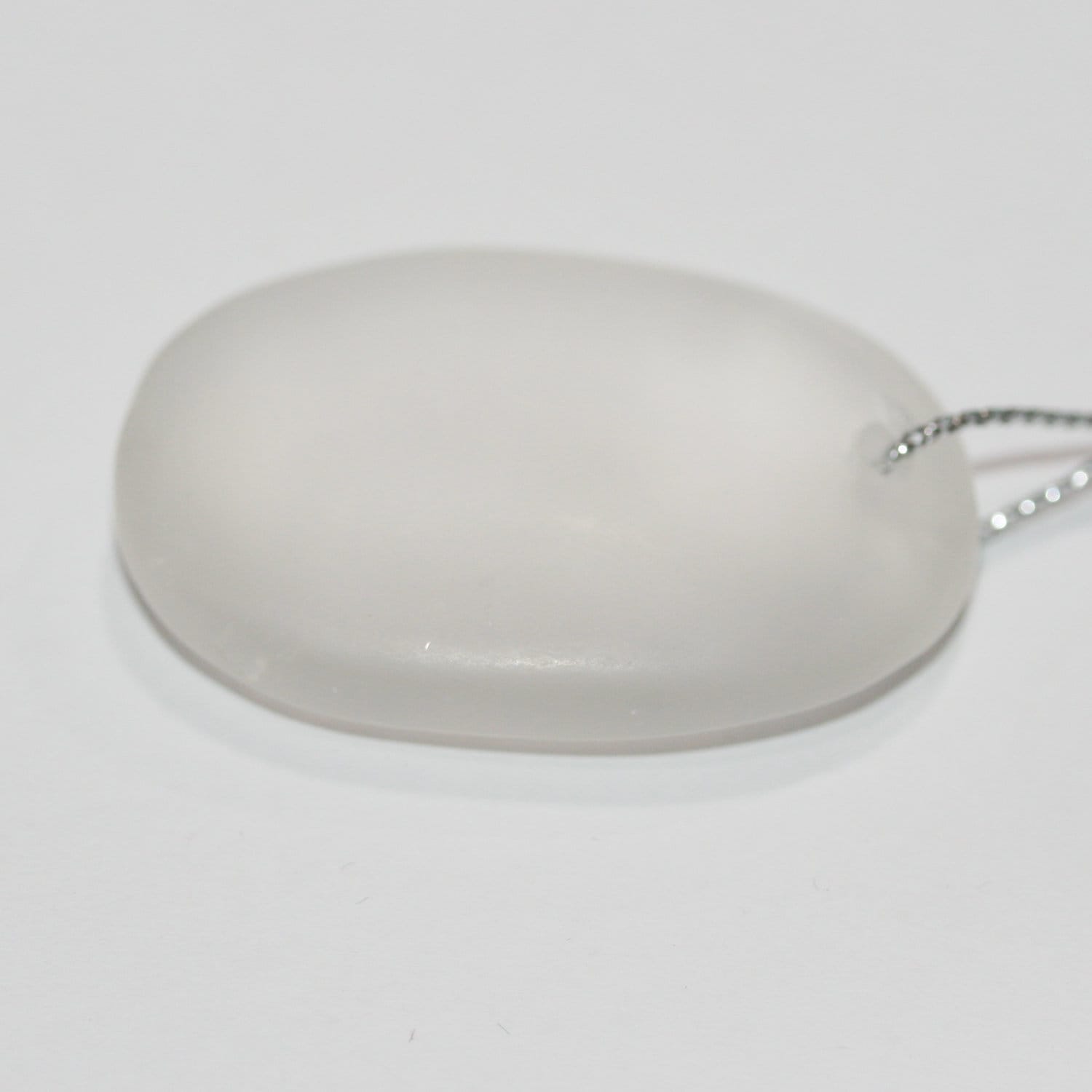 Pendentif ovale en quartz cristal de roche mat lisse, 42 x 25 mm environ (1 pièce)