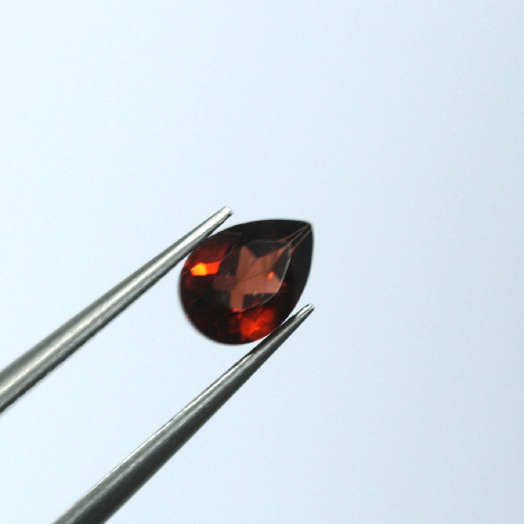 Lot de 8 grenats taillés en goutte, 7 x 5 mm. - Pierres précieuses de qualité supérieure, vente en gros.