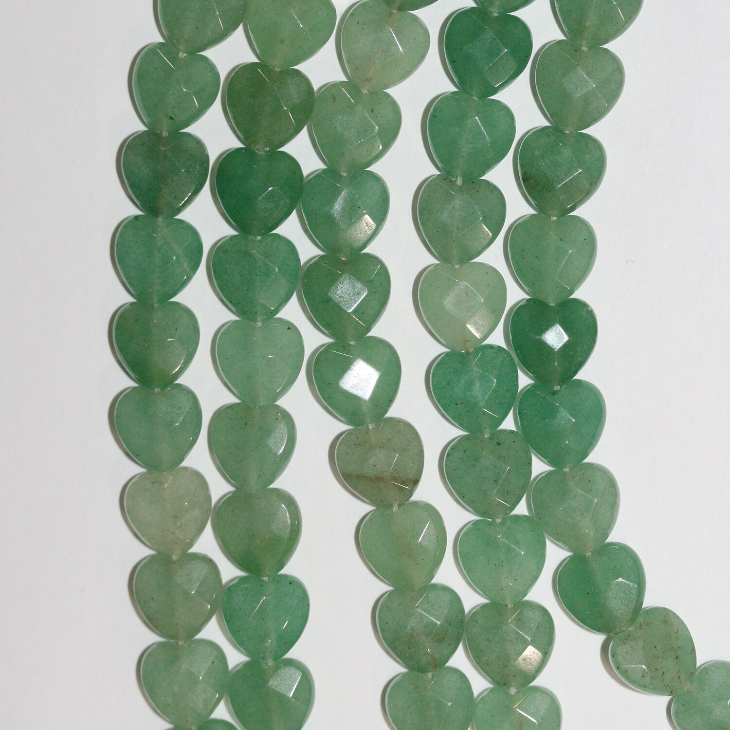 Cuentas de corazón facetadas de Santa Aventurina de 7" de 10 mm - Hilo de 19 cm.