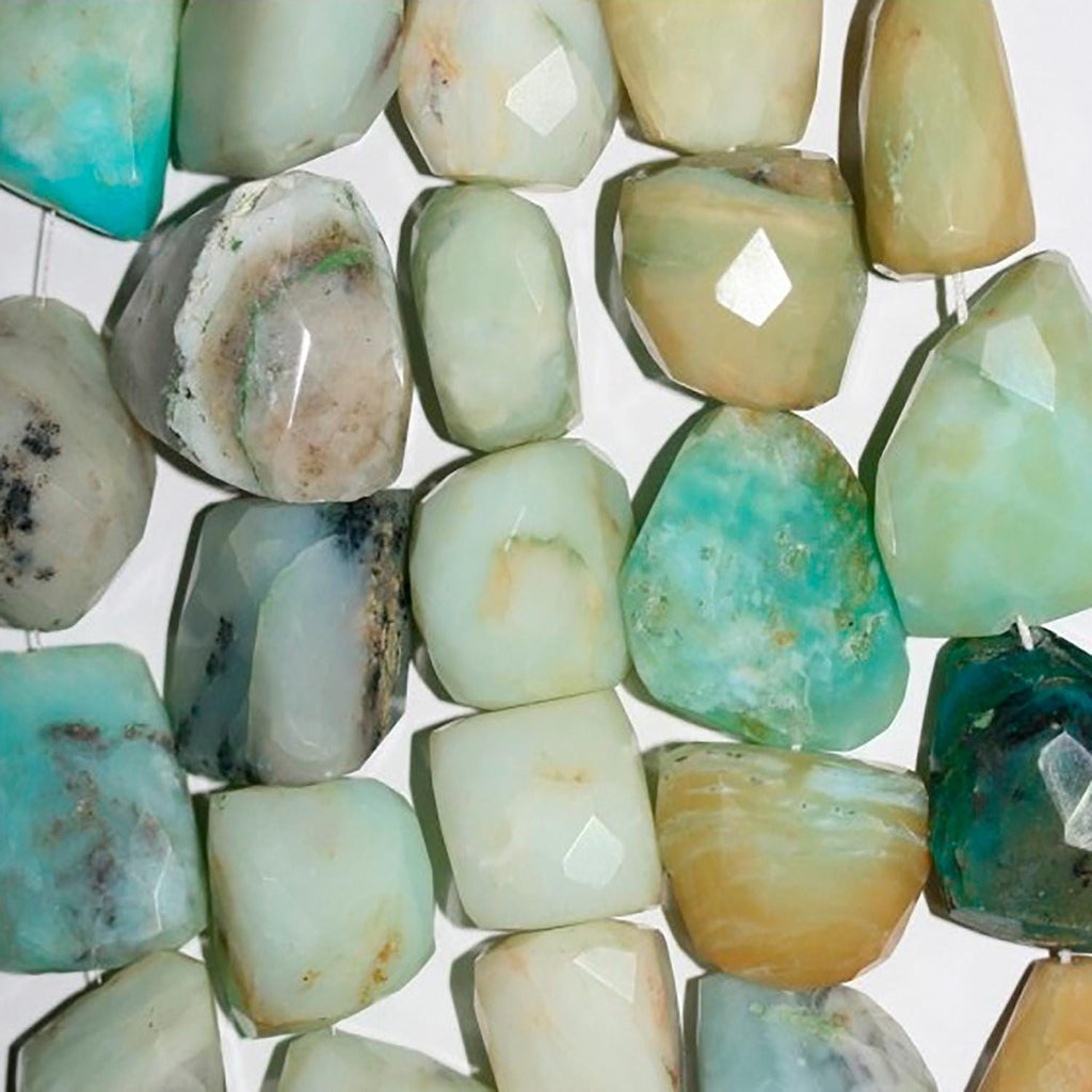 Perles de pépites d'opale péruvienne facettées de 15 pouces (27 x 17 mm). Longueur du fil : environ 38 cm.