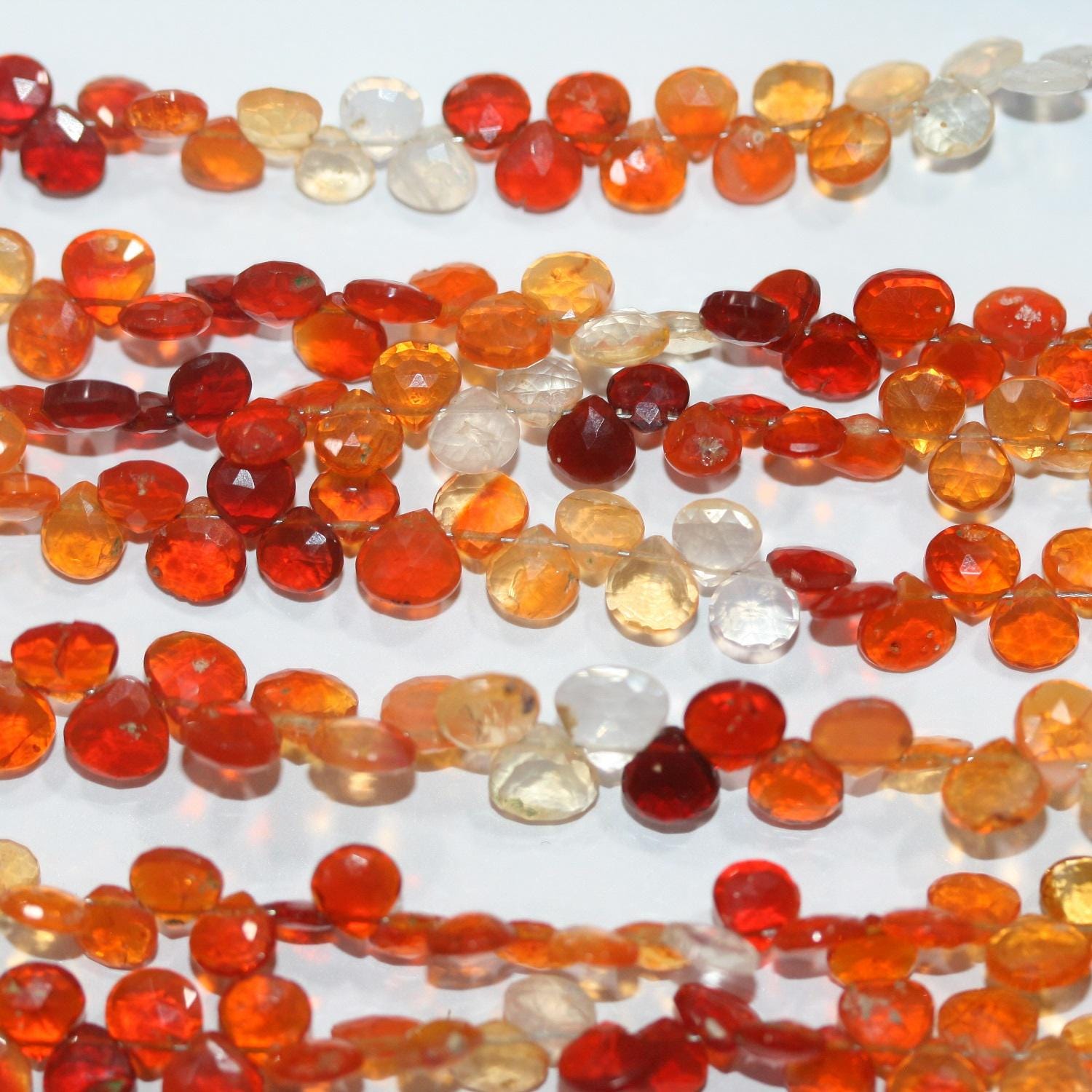 Perles en forme de goutte à facettes en opale de feu mexicaine de 9 pouces (environ 4-5 mm). Longueur du fil : 21 cm environ.