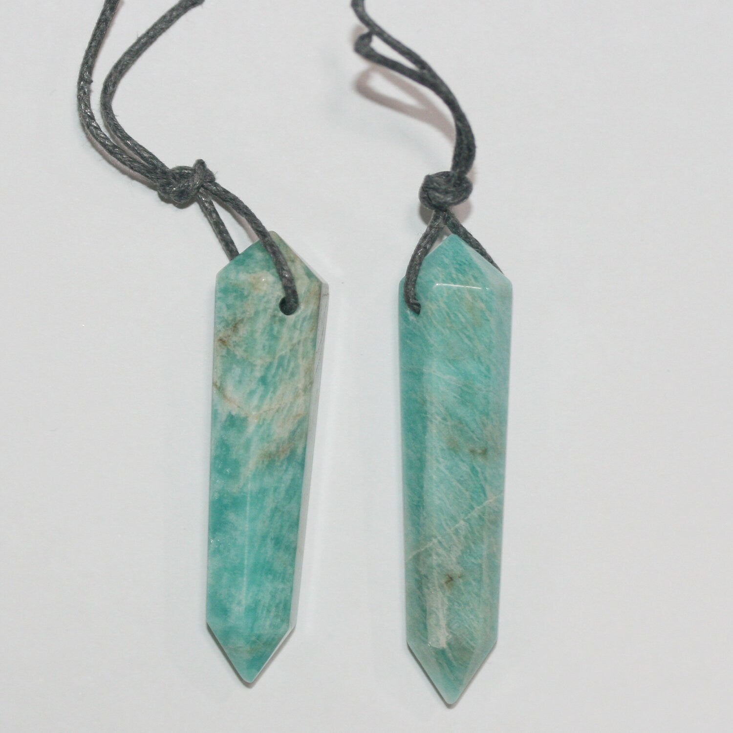 Pendentif en amazonite russe à facettes en forme de pointe, 55 x 12 mm environ.