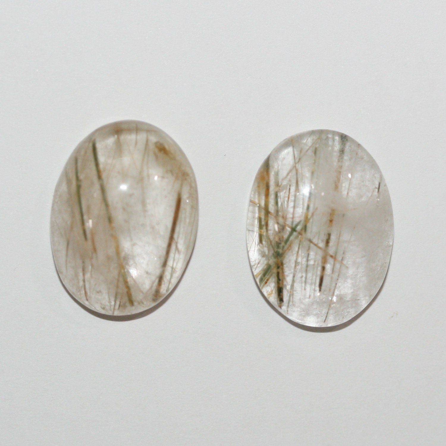 Lote de 2 cabujones ovalados de cuarzo rutilado de 20 x 15 mm. (2 uds.)