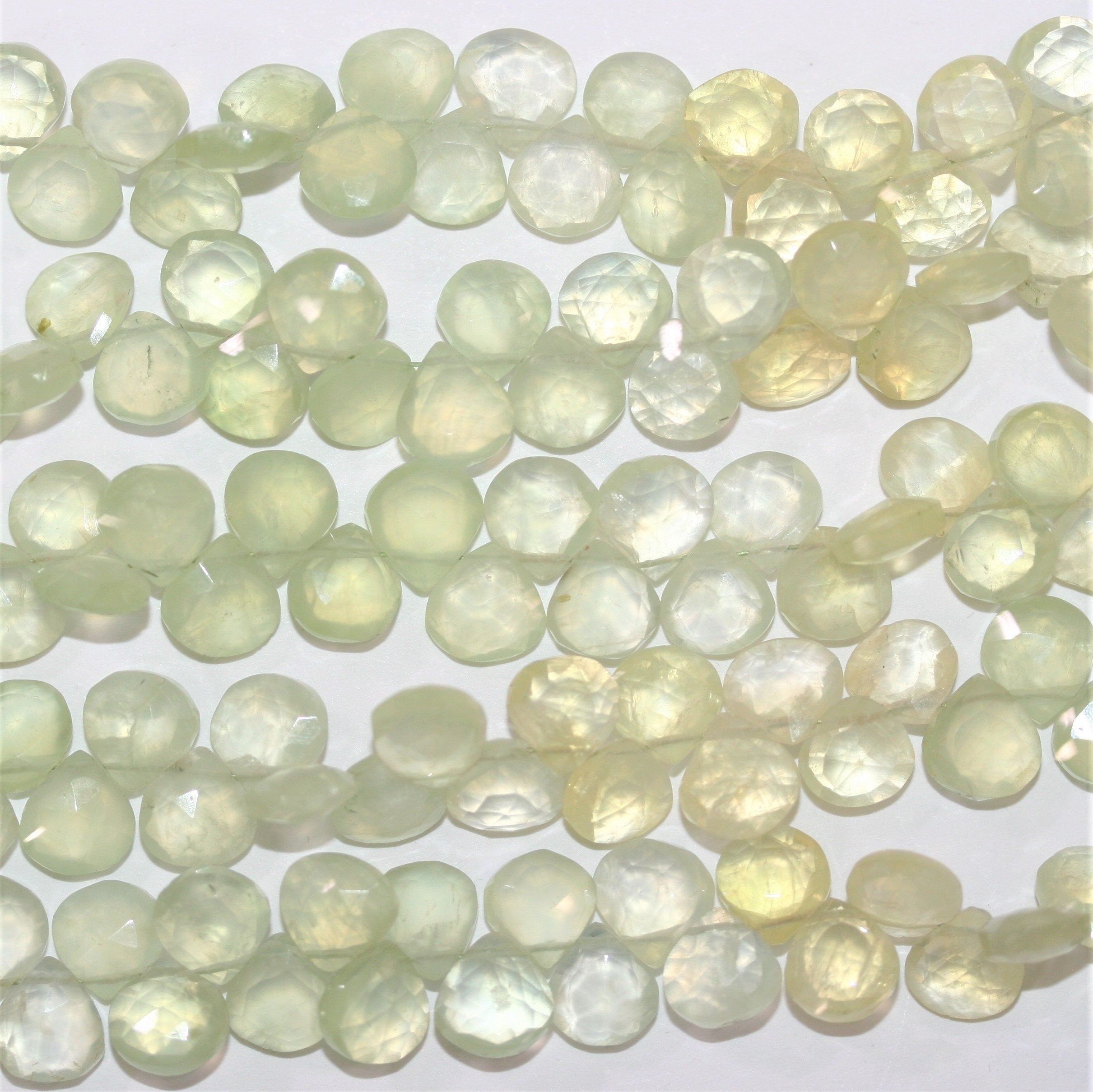 Perles en forme de goutte à facettes en préhnite de 8 pouces, 7 x 8 mm. - Fil de 20 cm.