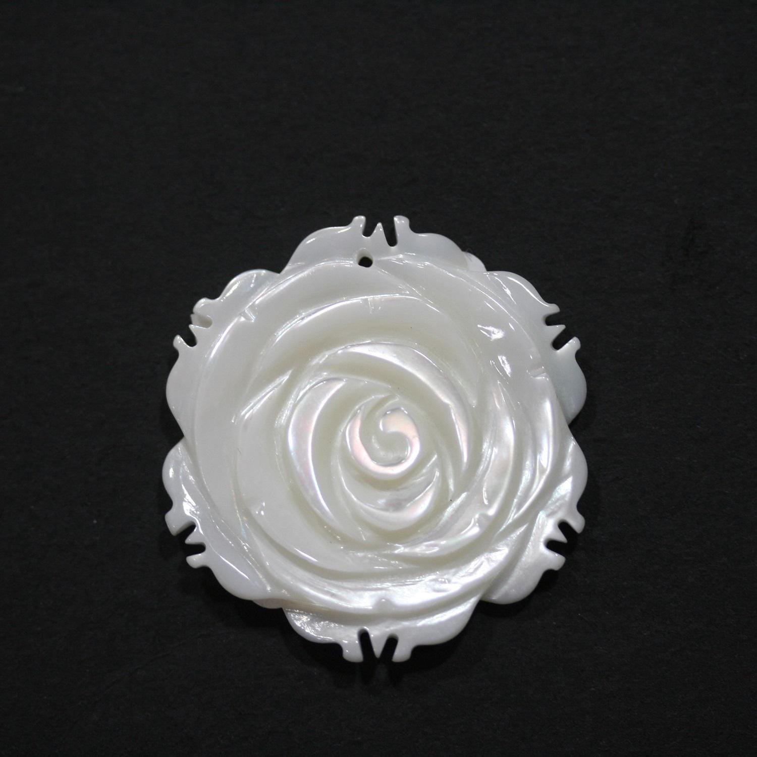 Pendentif fleur sculptée en nacre 30 mm - Réf. 14837