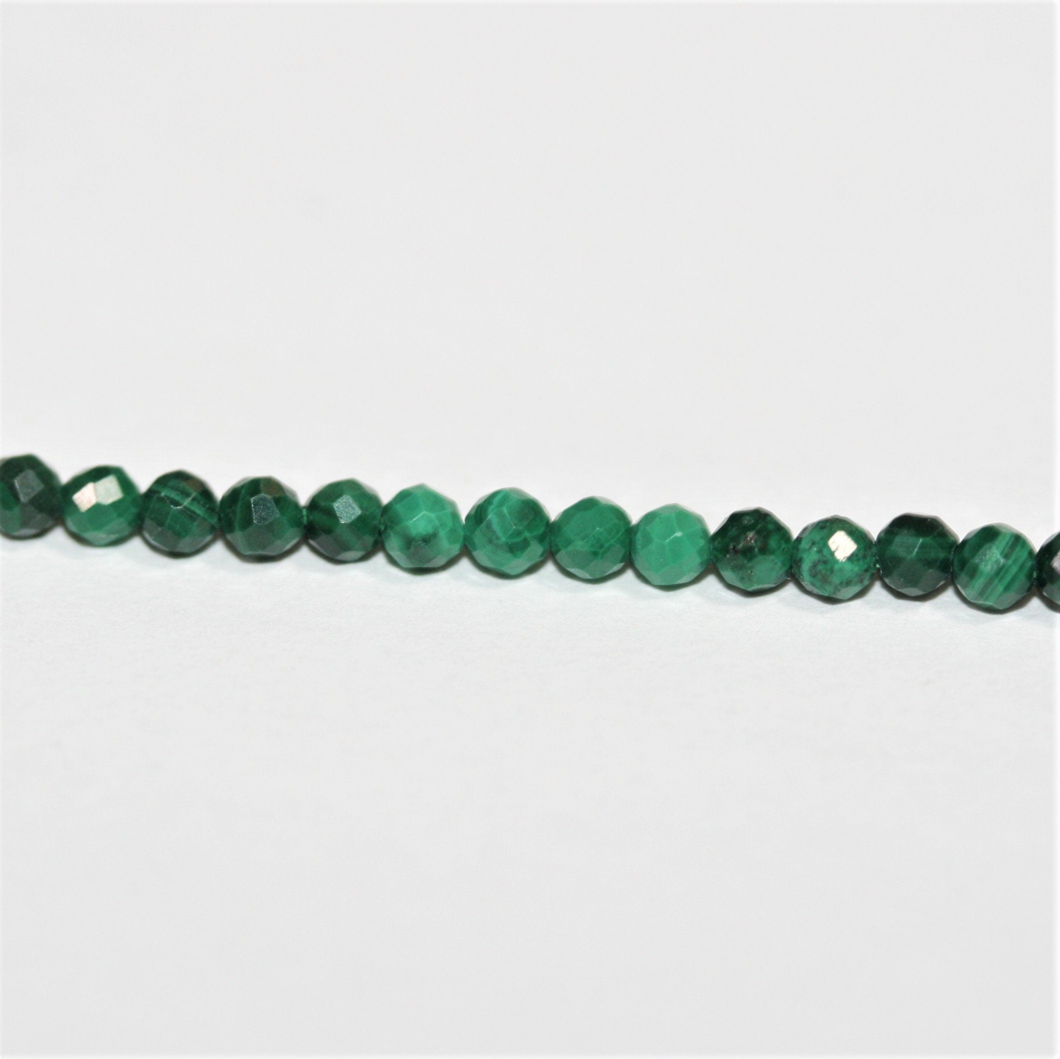 Cuentas redondas facetadas de Santa Malaquita de 16" de 2,5 mm. Hilo de 40 cm.