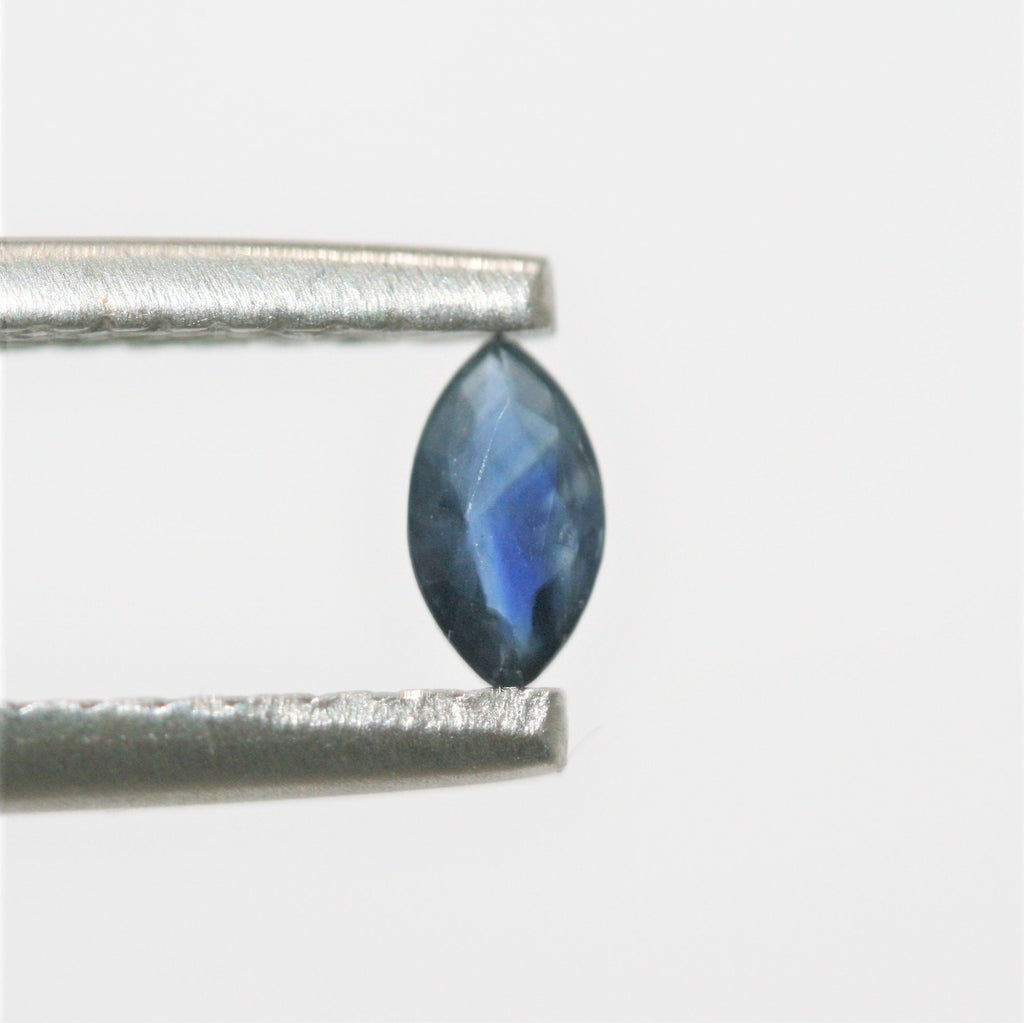 Lot de 12 saphirs facettés en forme de marquise (5 x 3 mm).