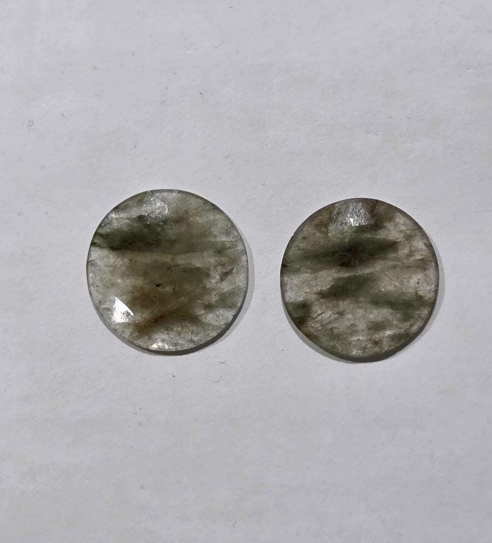 Paire de cabochons ronds à facettes en quartz rutile de 22 mm. Dos plat.