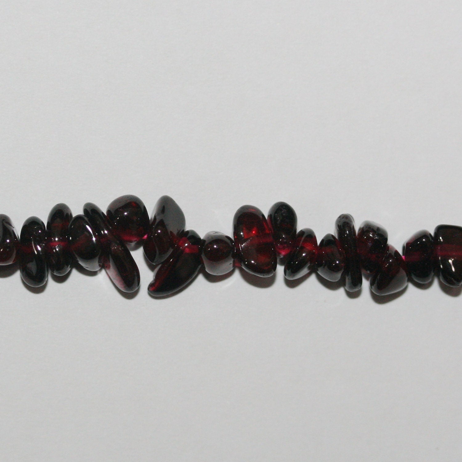 Cuentas lisas de granate de 32" (4-5 mm). Aprox. - Hilo de 80 cm.