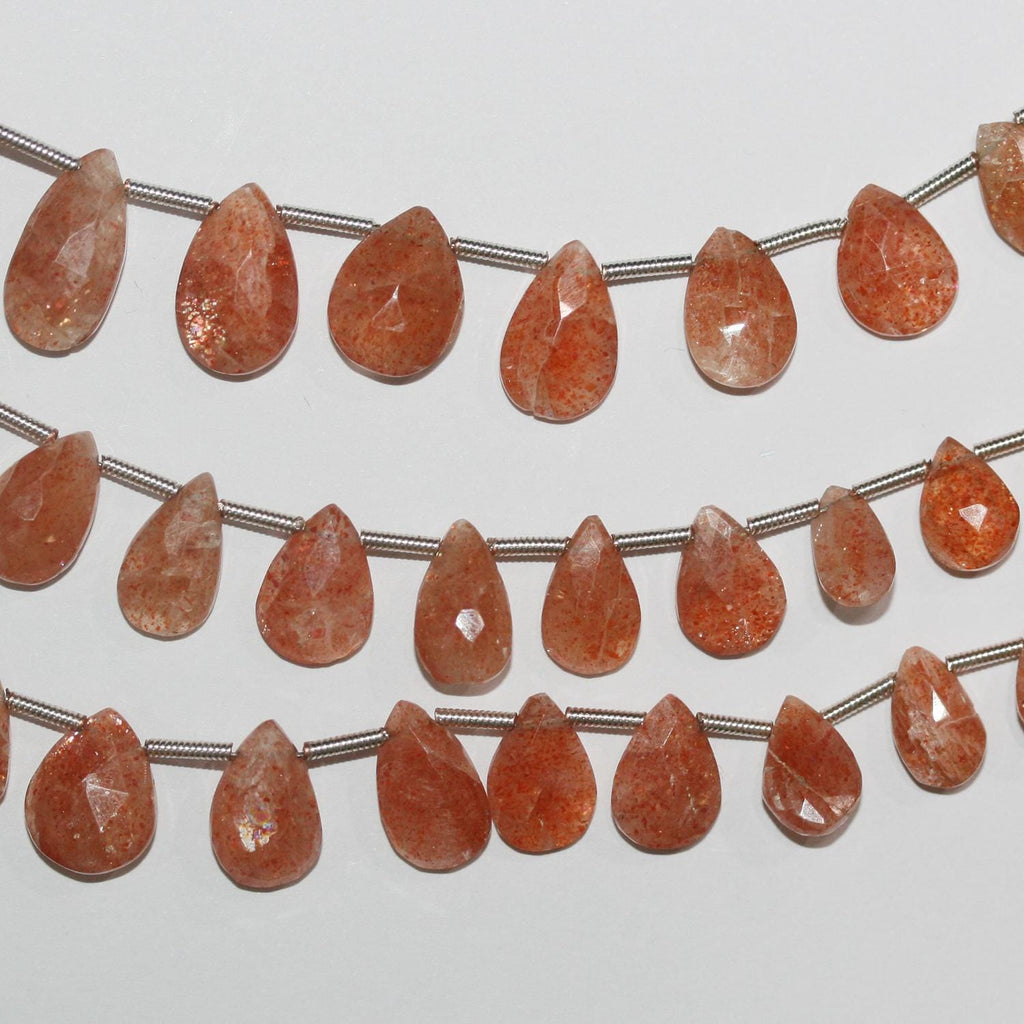 Perles en pierre de soleil St de taille graduée, en forme de gouttes, 10 x 7 à 12 x 8 mm. Longueur approximative du fil : 20 cm.