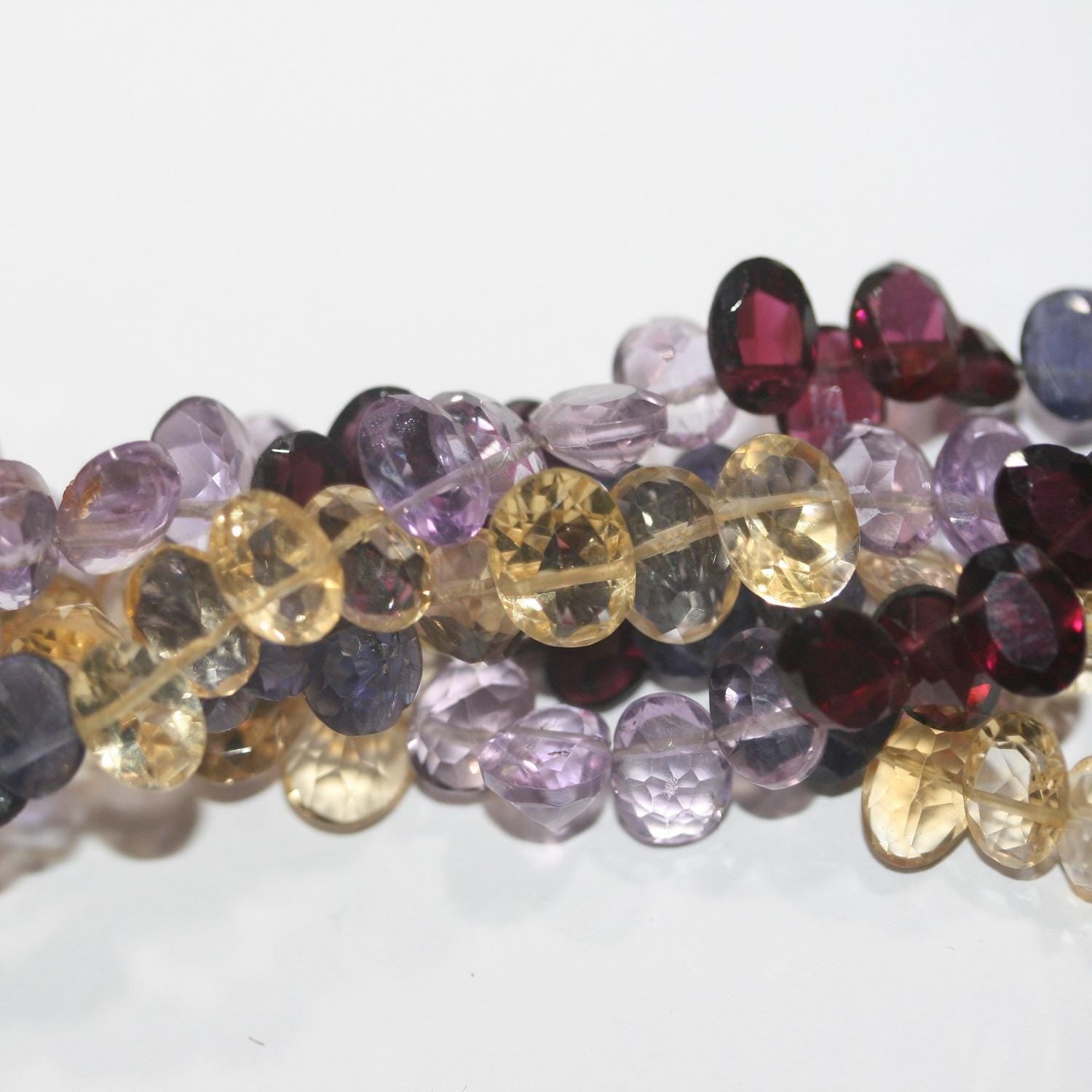 Perles ovales à facettes en pierre multiple de 8 pouces (7 x 5 mm). Longueur du fil : environ 20 cm.