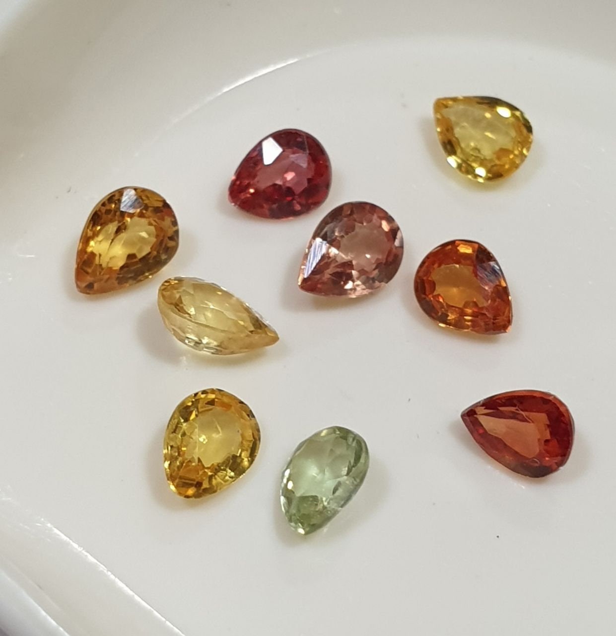 Lot de saphirs multicolores taillés en goutte, 4 x 3 mm. - Pierres précieuses en vrac - Prix de gros - Gemmes naturelles