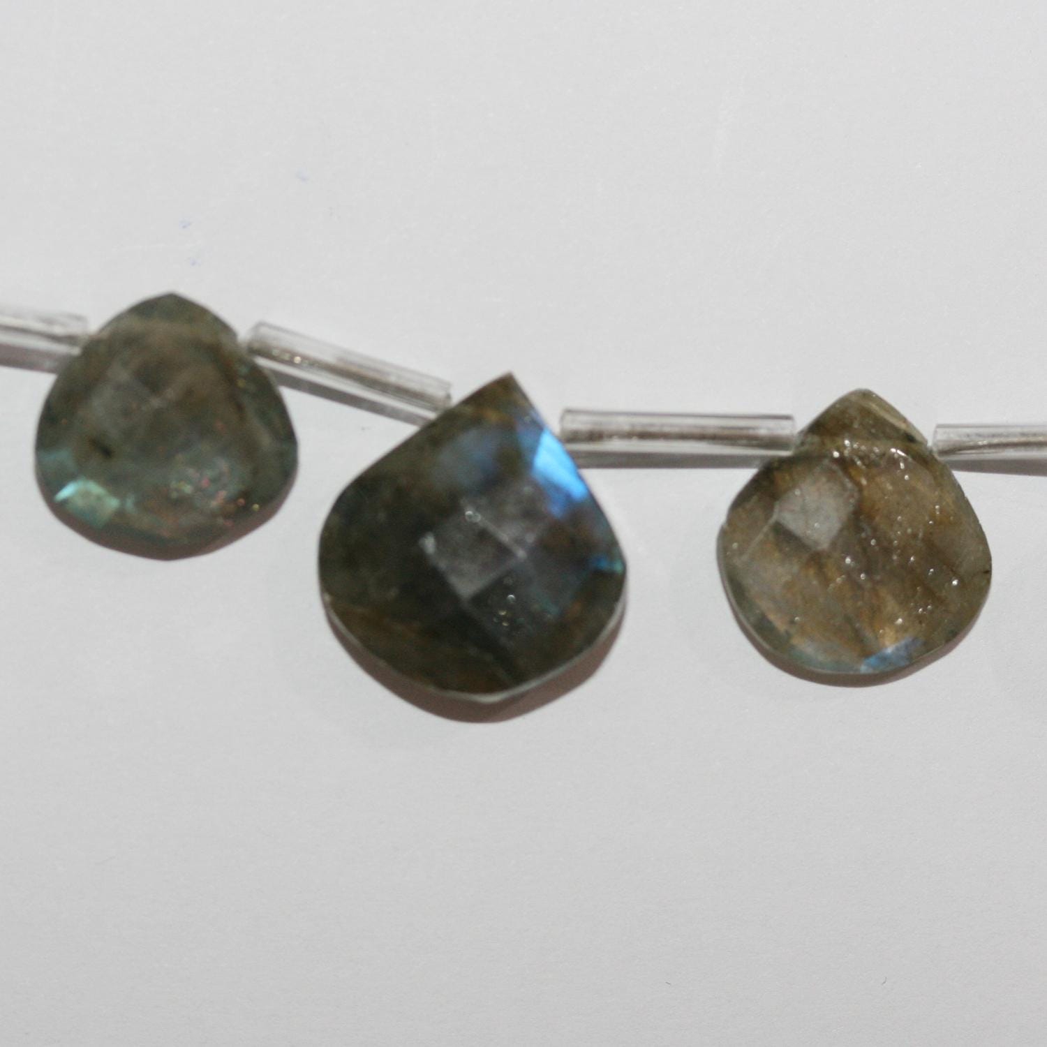 Perles en forme de goutte à facettes graduées en Labradorite de 20 cm (8 pouces), diamètre 12-16 mm. Longueur du fil : environ 21 cm.