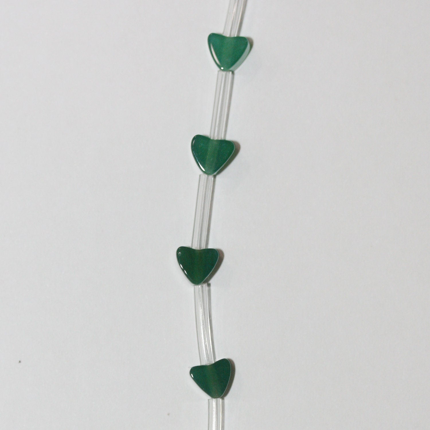 Perles plates lisses en agate verte St en forme de cœur, 4-5 mm, 15 pouces (38 cm). Longueur du fil : 39 cm.