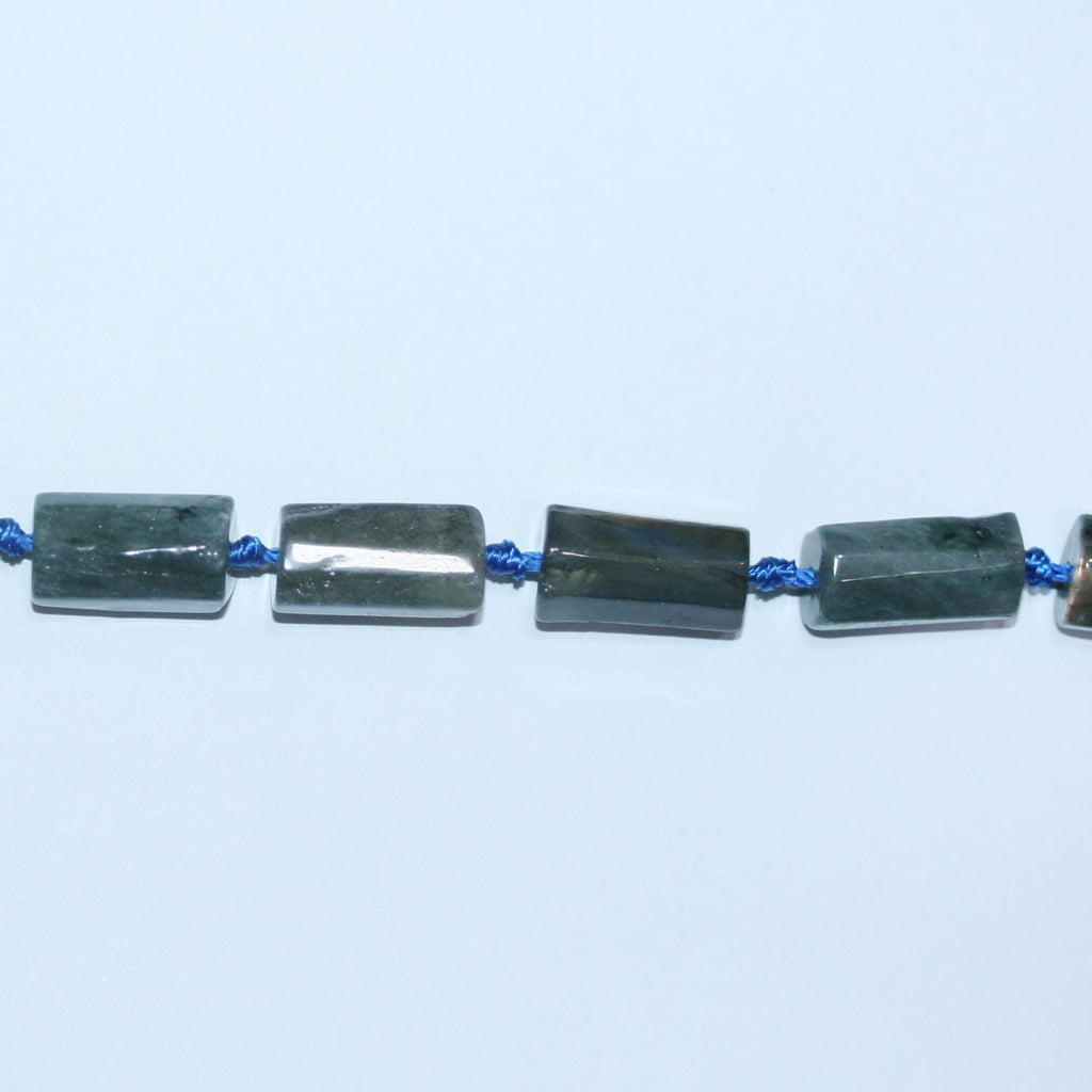 Perles tubulaires lisses en labradorite de Saint-Labrador, 14 x 8 mm environ. Longueur du fil : 39 cm.