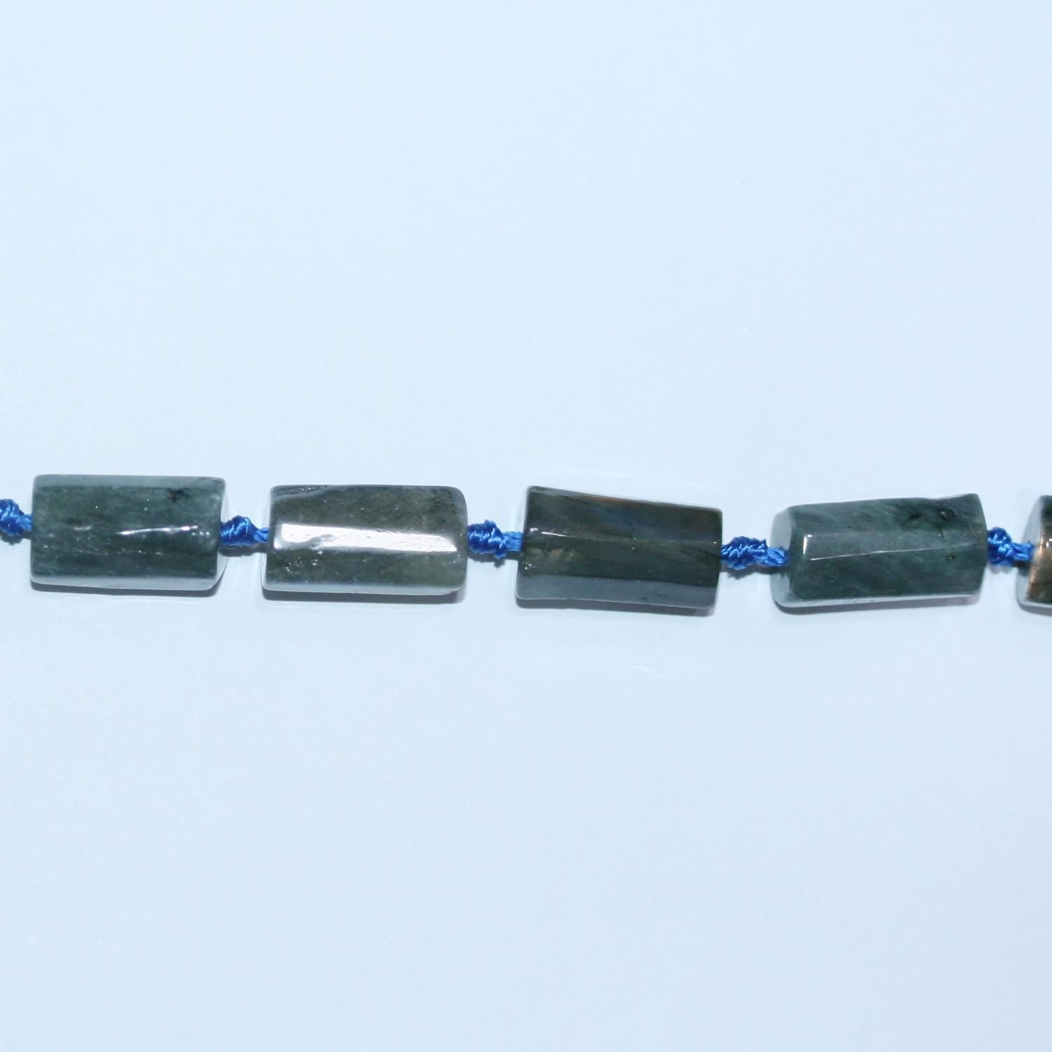 Perles tubulaires lisses en labradorite de Saint-Labrador, 14 x 8 mm environ. Longueur du fil : 39 cm.