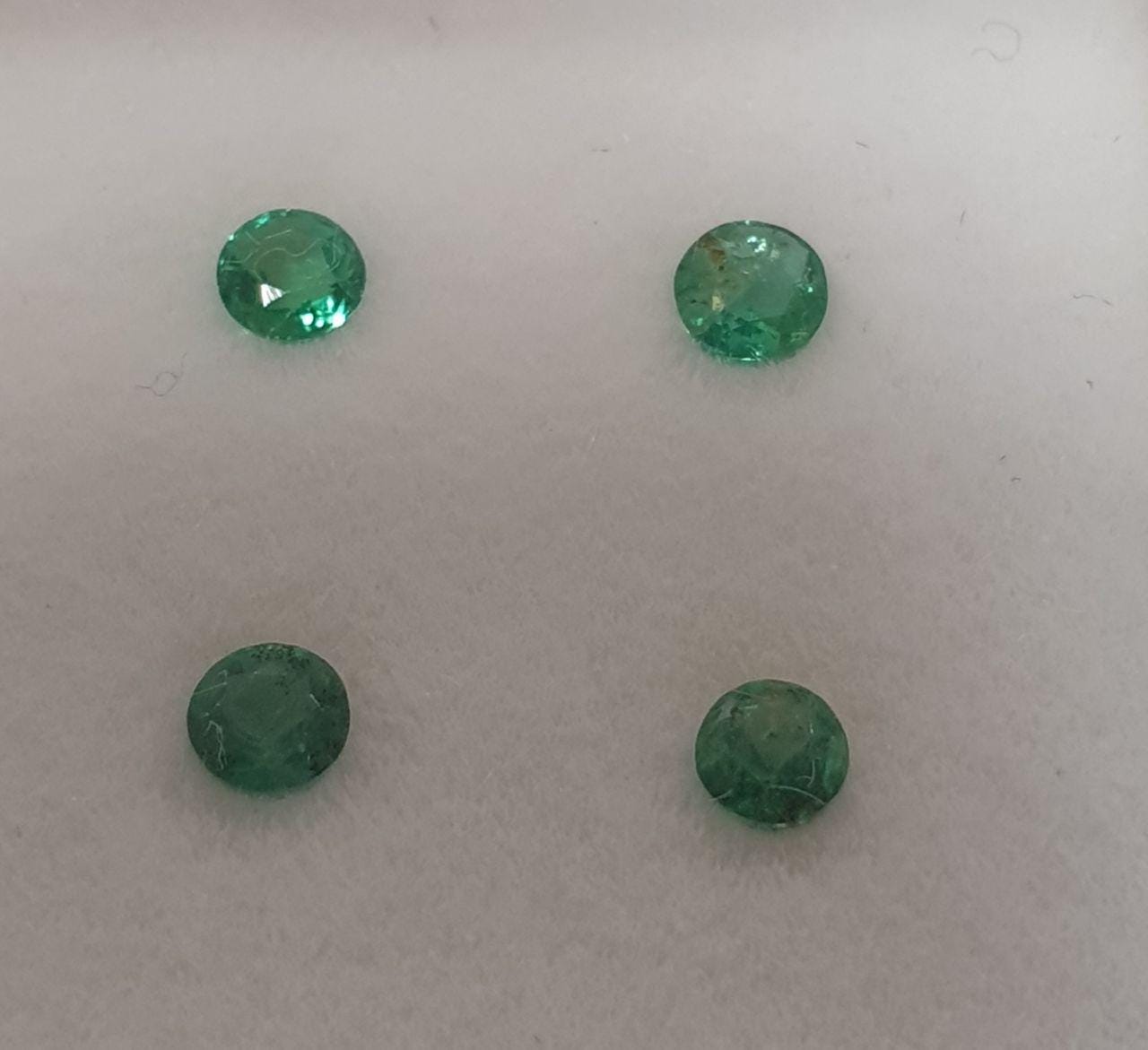Lote de 4 esmeraldas facetadas redondas de 2,5 mm - Piedra preciosa natural sin tratar