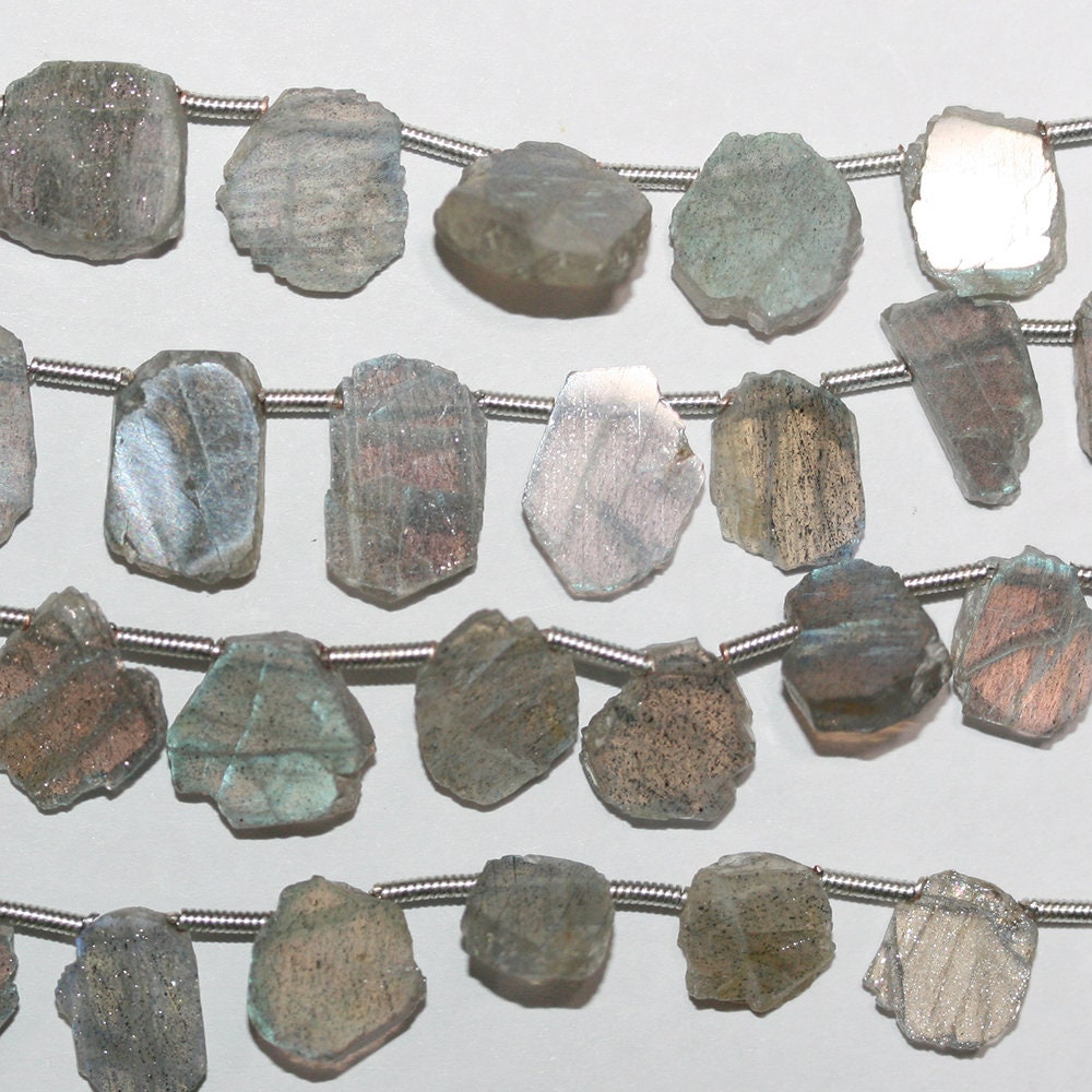 Perles de labradorite de 20 cm (8 pouces) de long, de forme ovale lisse et irrégulière, de 9 à 12 mm de diamètre. Longueur du fil : environ 20 cm.