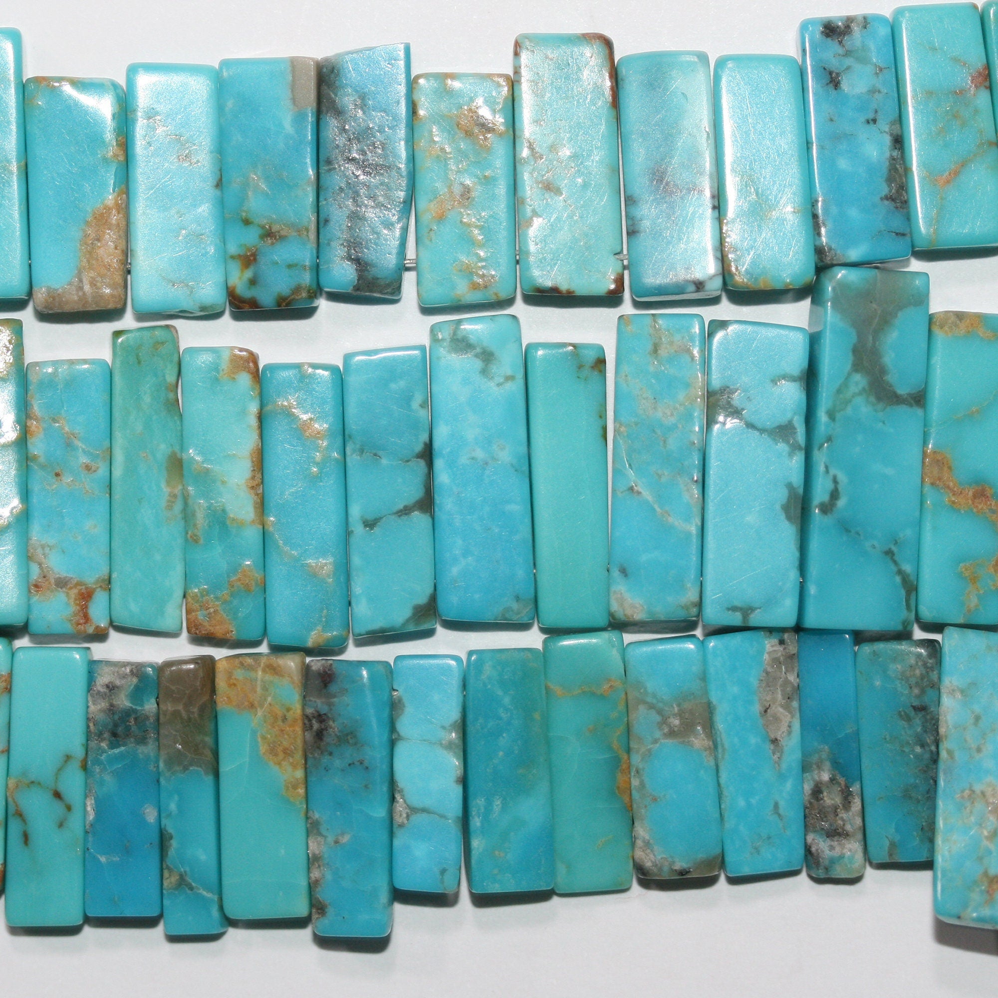 Perles rectangulaires lisses en turquoise St de 20 cm (8 pouces), 17 x 5 mm environ. Longueur du fil : 20 cm.