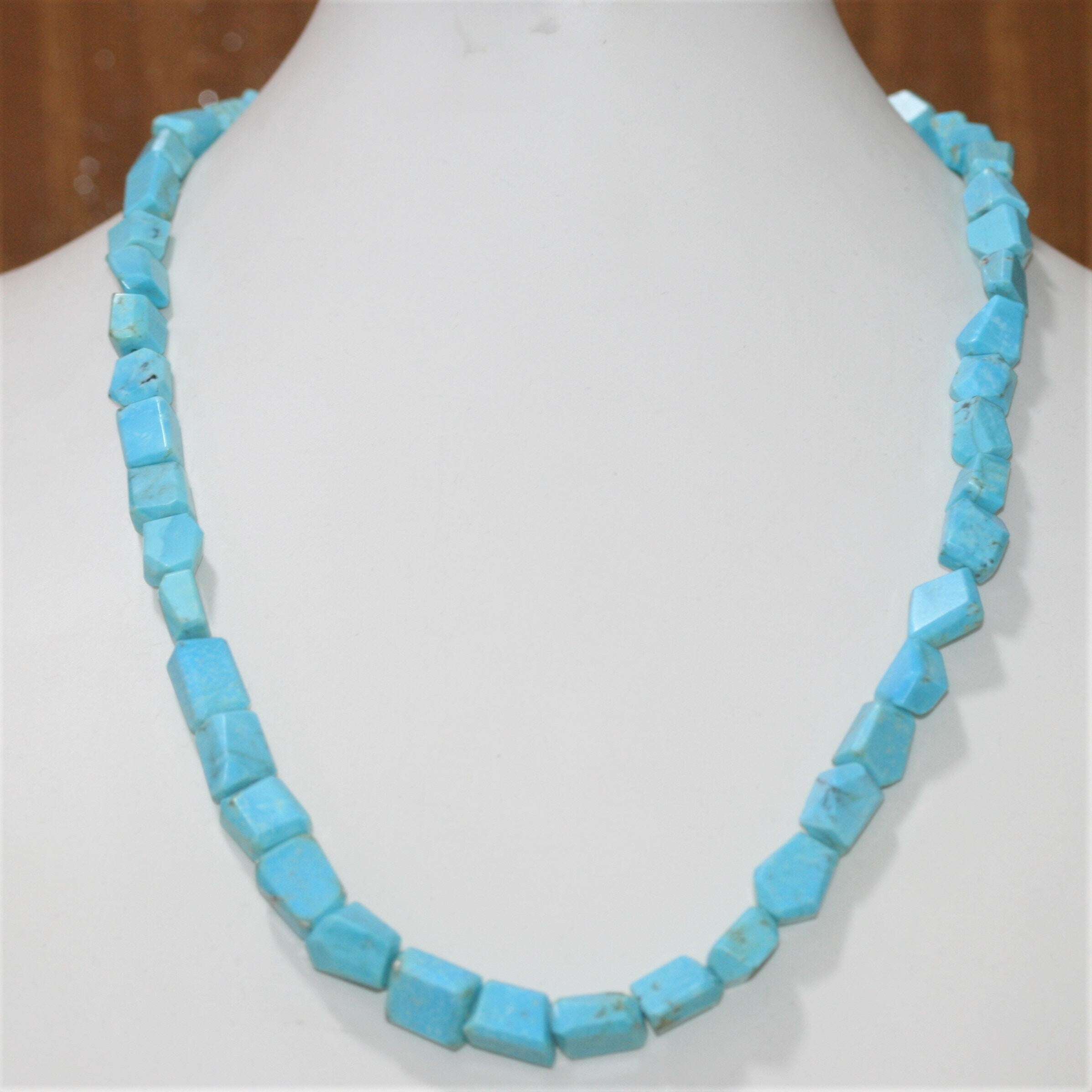 Collar de pepitas de turquesa facetadas de 12 x 10 mm aprox. (1 tira)