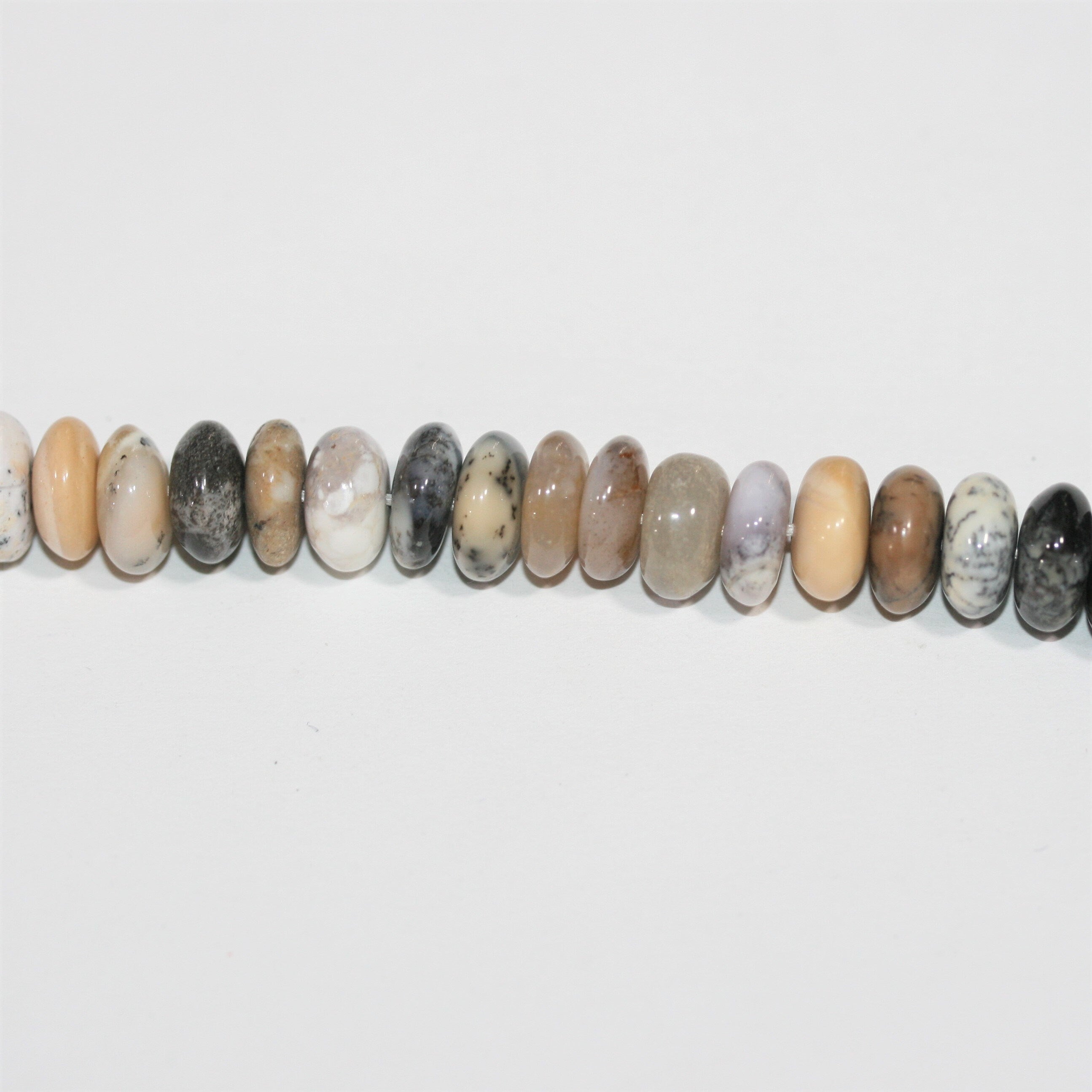 Perles rondelles lisses en opale dendritique St de 15 pouces (9 x 5 mm). Longueur approximative du fil : 39 cm.