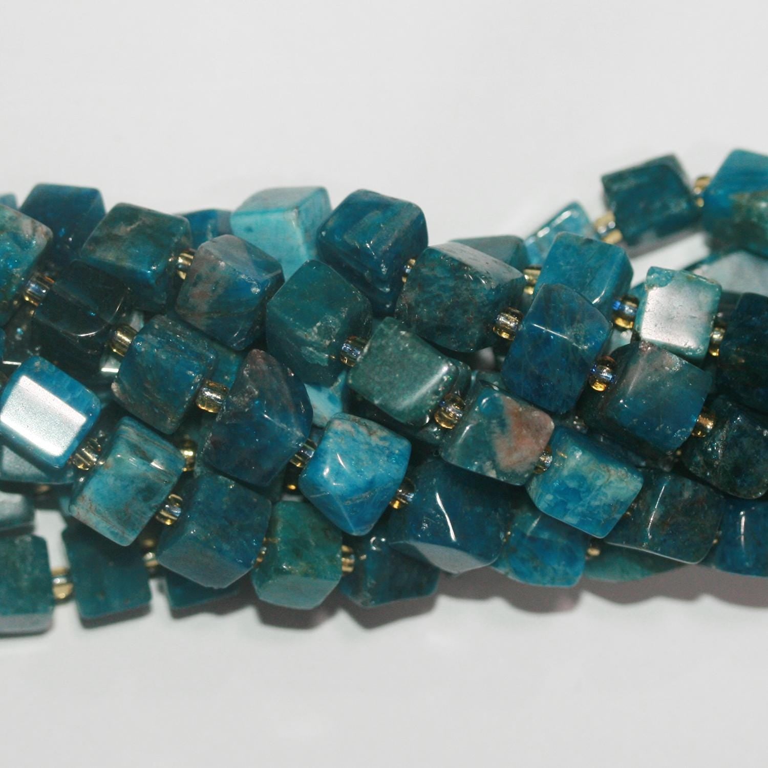 Perles cubiques irrégulières lisses en apatite bleue de 15 pouces (8-9 mm). Longueur du fil : environ 39 cm.