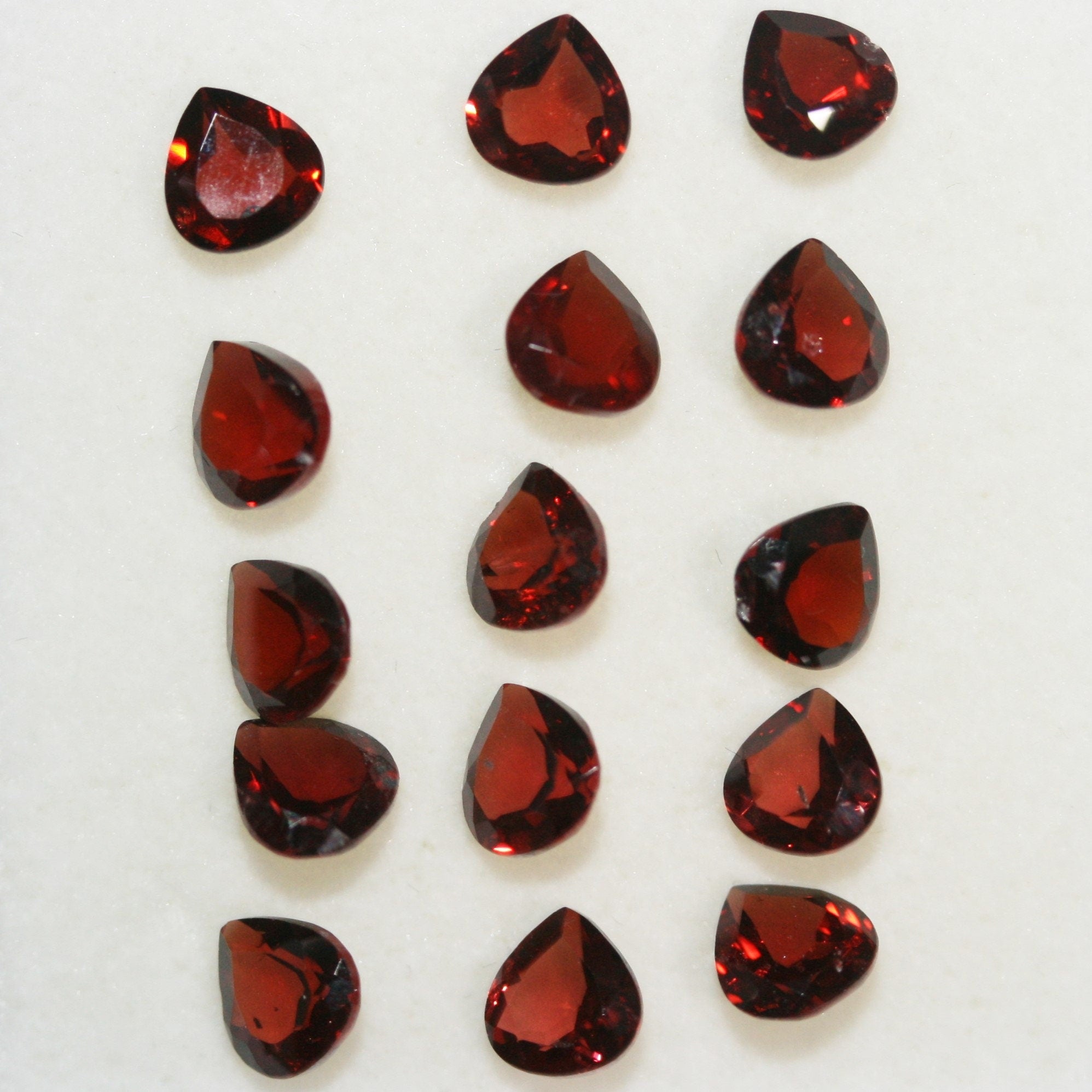 Lot de 15 grenats facettés en forme de goutte de 5 mm. (15 pièces)