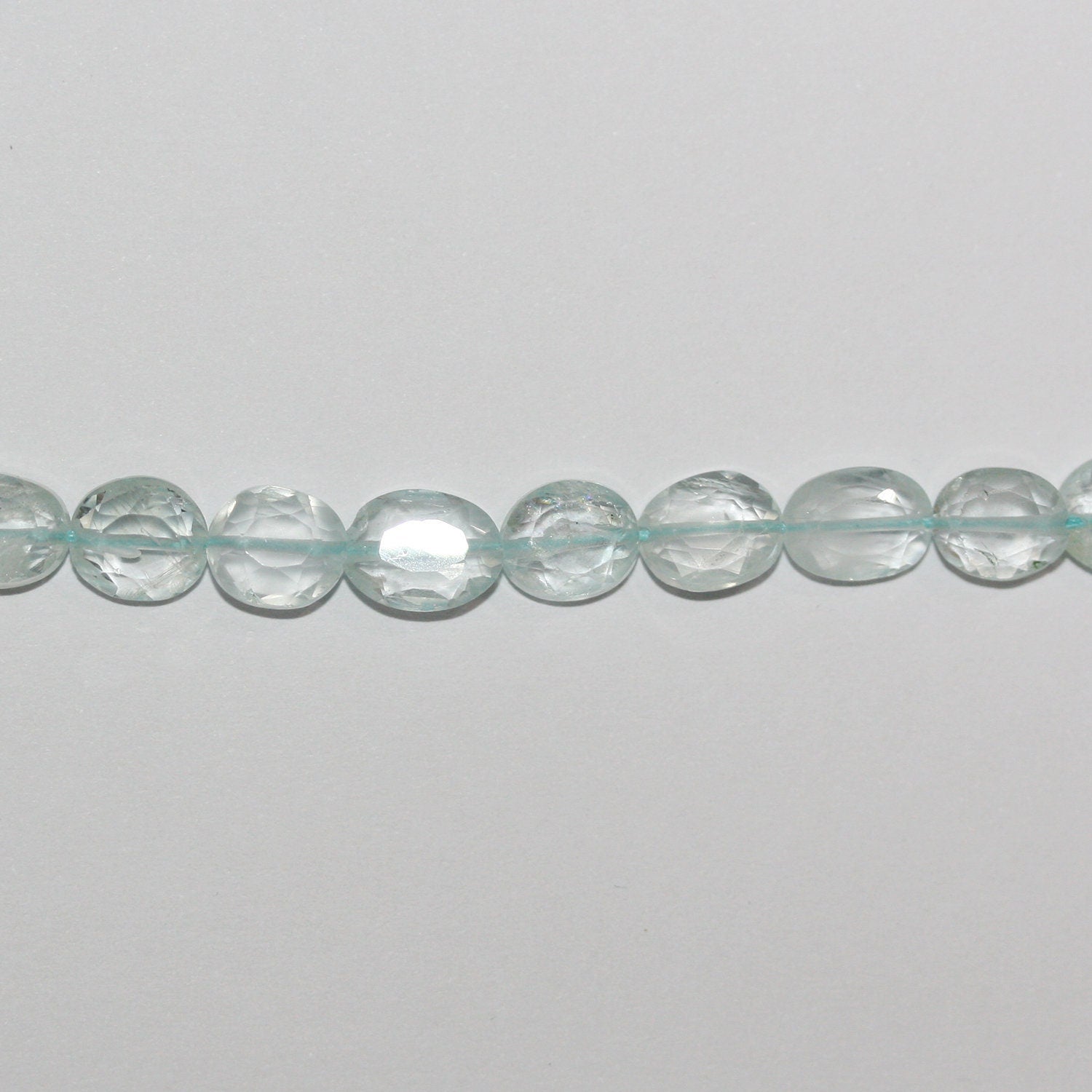 Perles ovales à facettes en aigue-marine de 15 pouces (environ 9 x 6 mm) - Longueur du fil : 39 cm.
