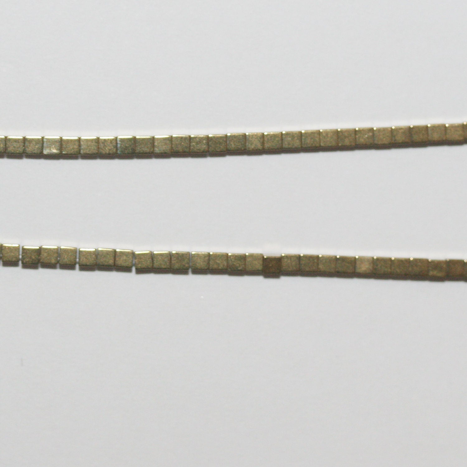 Cuentas cúbicas lisas de hematita dorada de 16" (1,5 mm) - Hilo de 40 cm