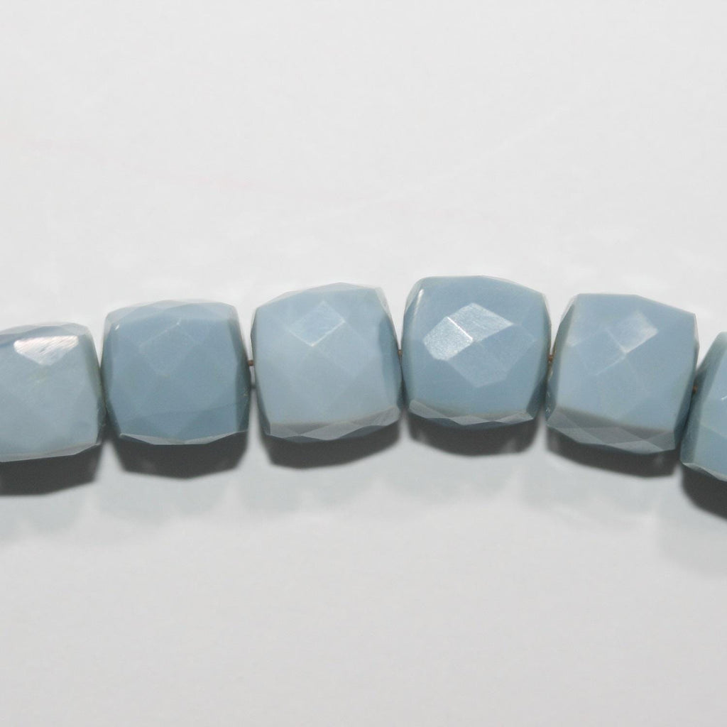 Cuentas cúbicas facetadas de ópalo azul de 8" (7-8 mm). Aprox. - Hilo de 20 cm.
