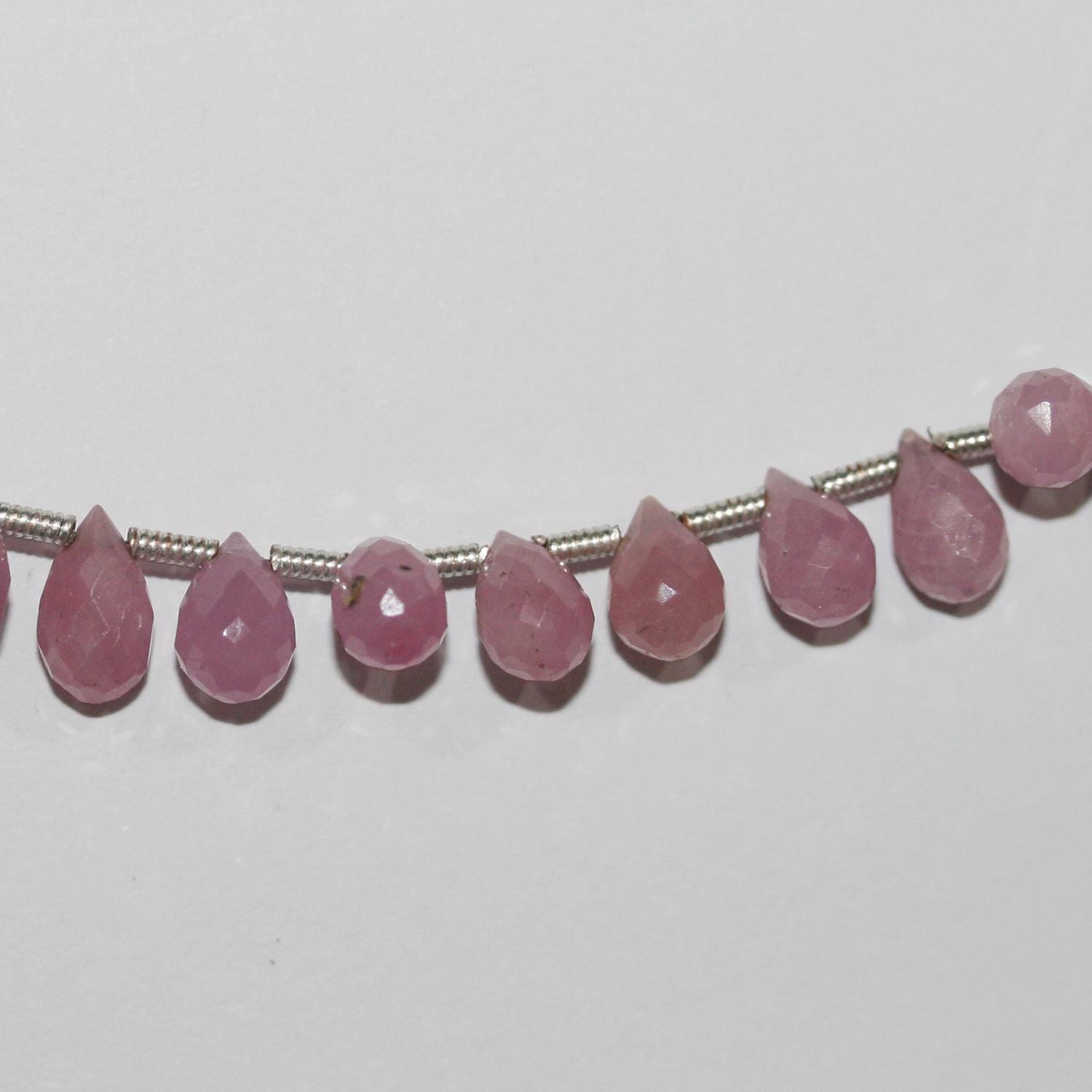 Perles en saphir rose facetté en forme de goutte, 8 pouces, 7 x 5 mm. Longueur du fil : environ 21 cm.