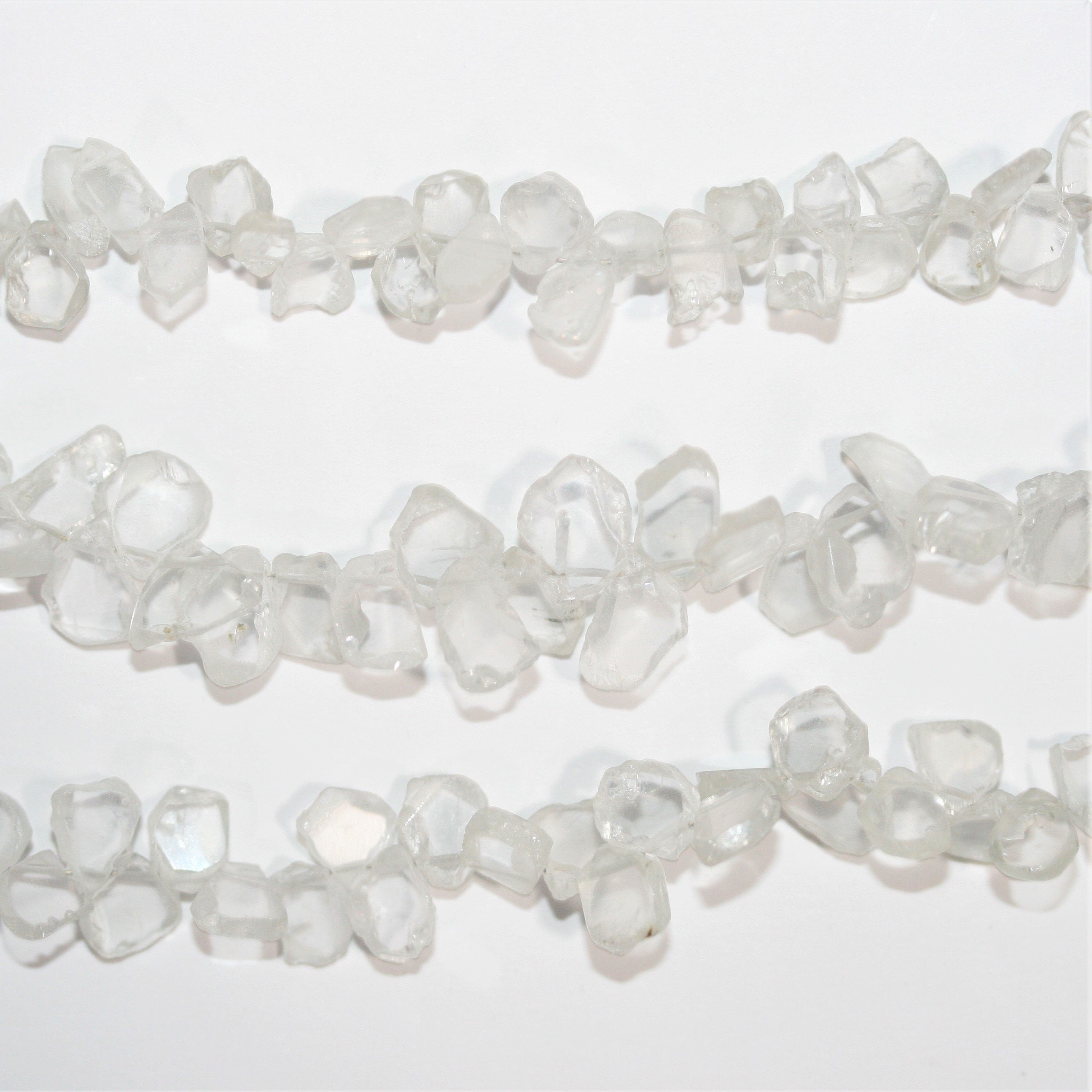 Perles plates irrégulières en zircon transparent de 8 pouces (environ 20 cm), de 6 à 7 mm de diamètre. Longueur du fil : environ 20 cm.