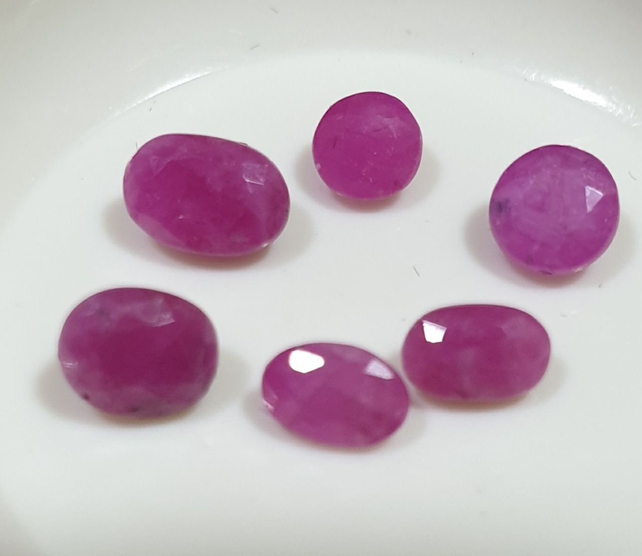 Lote mixto de rubíes, tamaño y forma, facetados, redondos y ovalados. Parcelas de piedras preciosas. Precio al por mayor de piedras sueltas. Gemas naturales.