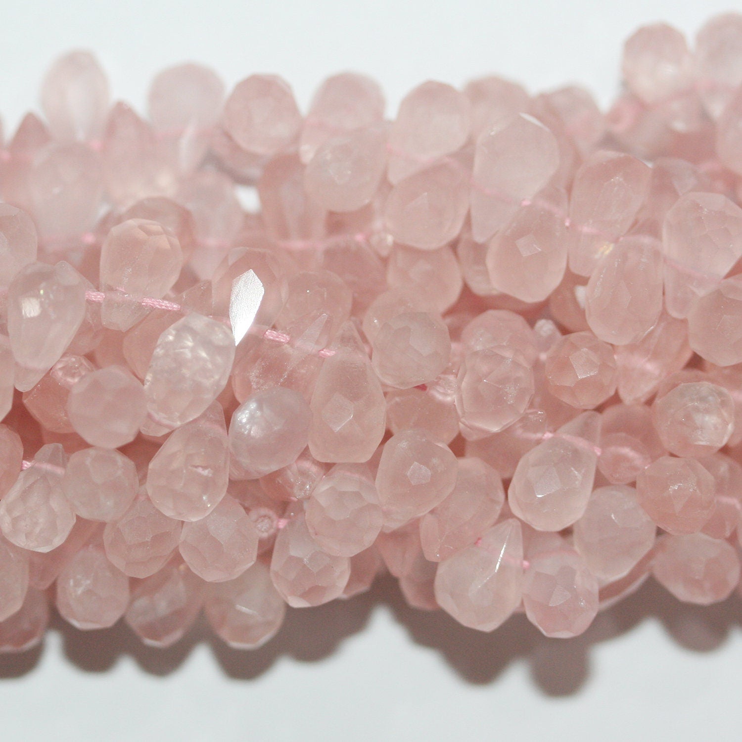Perles en quartz rose facettées de 14 pouces (9 x 6 mm). Longueur du fil : environ 37 cm.